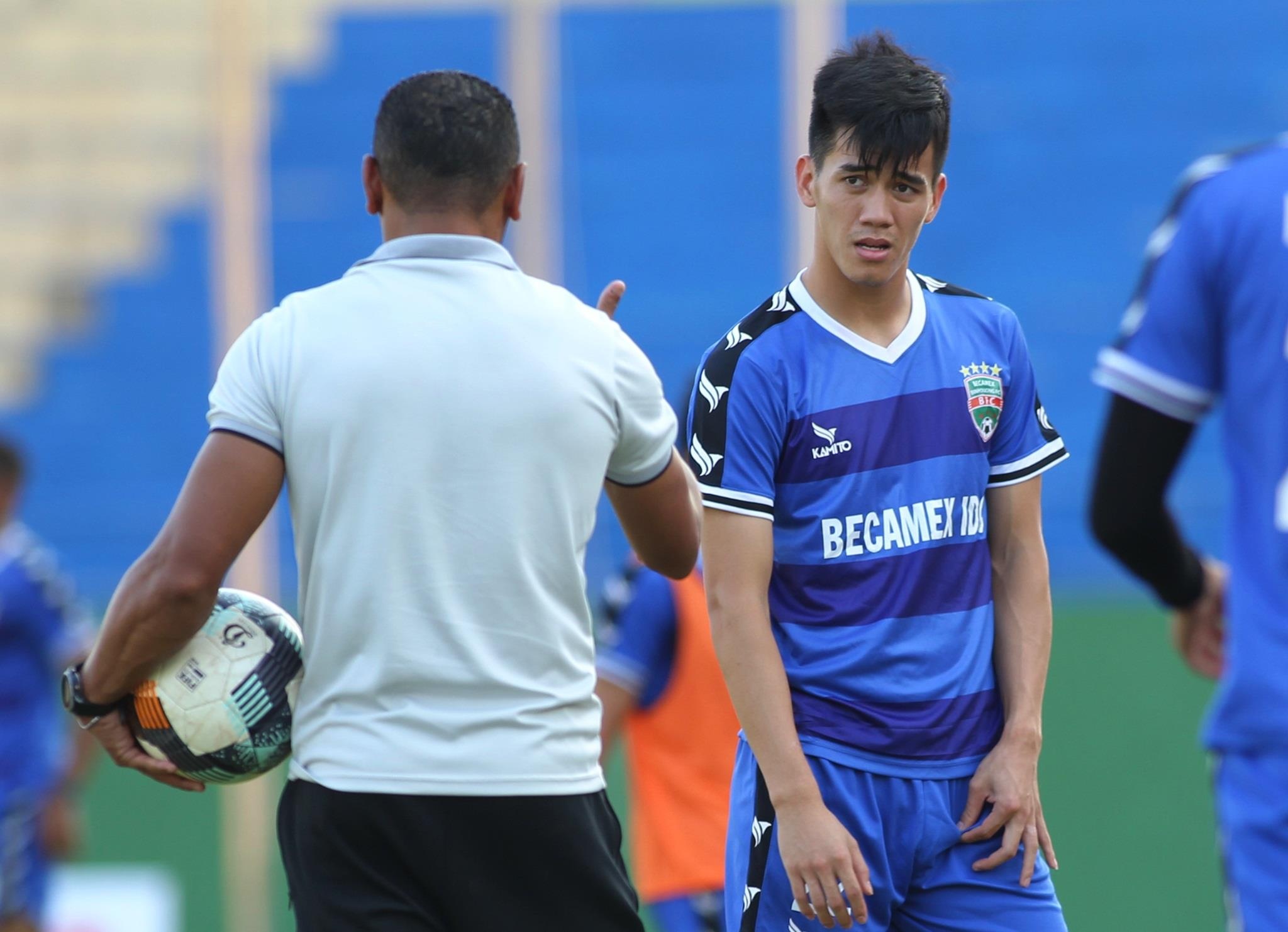 Tien dao Tien Linh o lai Ha Noi dieu tri chan thuong hinh anh