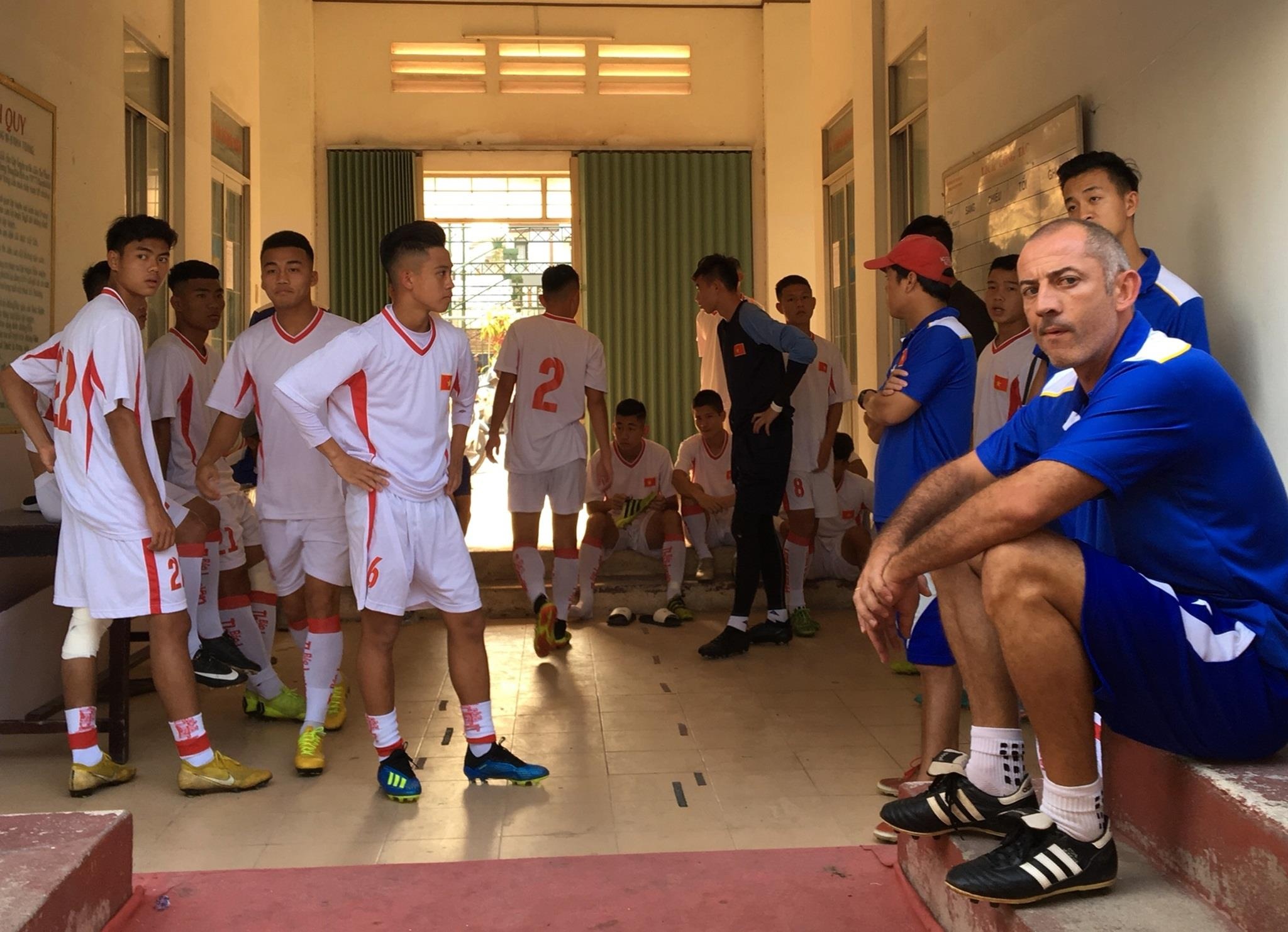 U19 Viet Nam bi doi Trung Quoc moi ra ngoai vi di tap som hinh anh