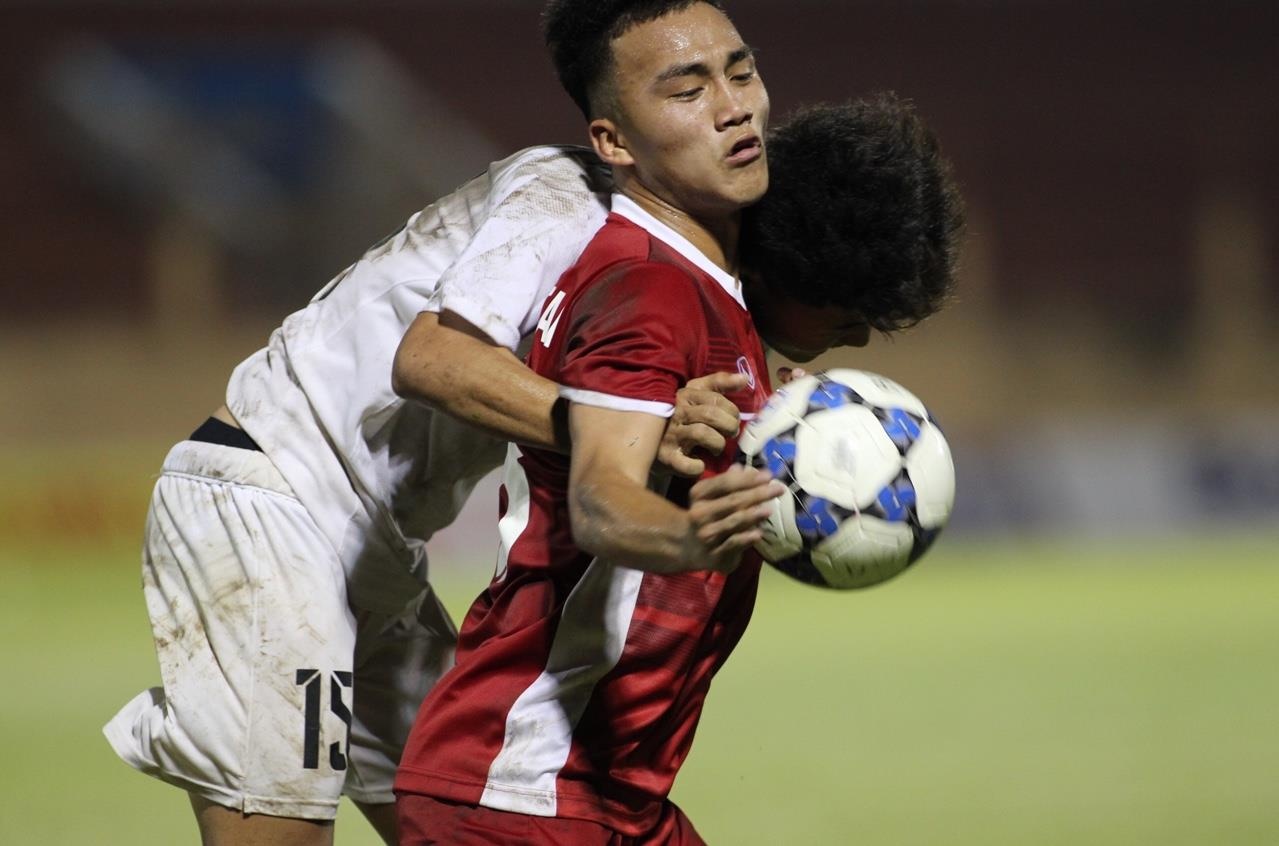 cau thu Myanmar pham loi tho bao,  myanmar da ran viet nam anh 1