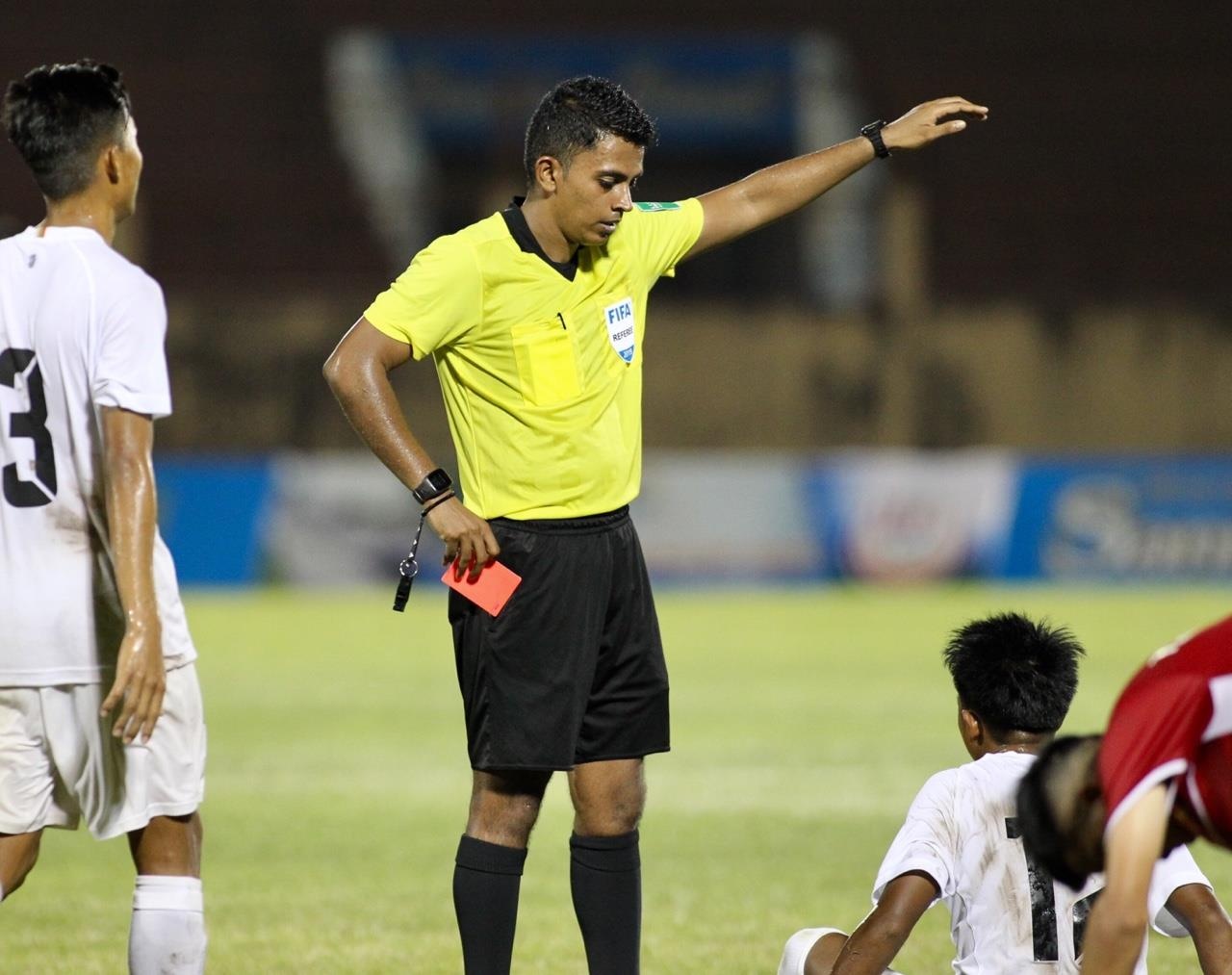 cau thu Myanmar pham loi tho bao,  myanmar da ran viet nam anh 3