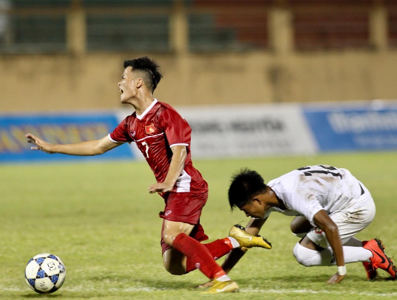 cau thu Myanmar pham loi tho bao,  myanmar da ran viet nam anh 6