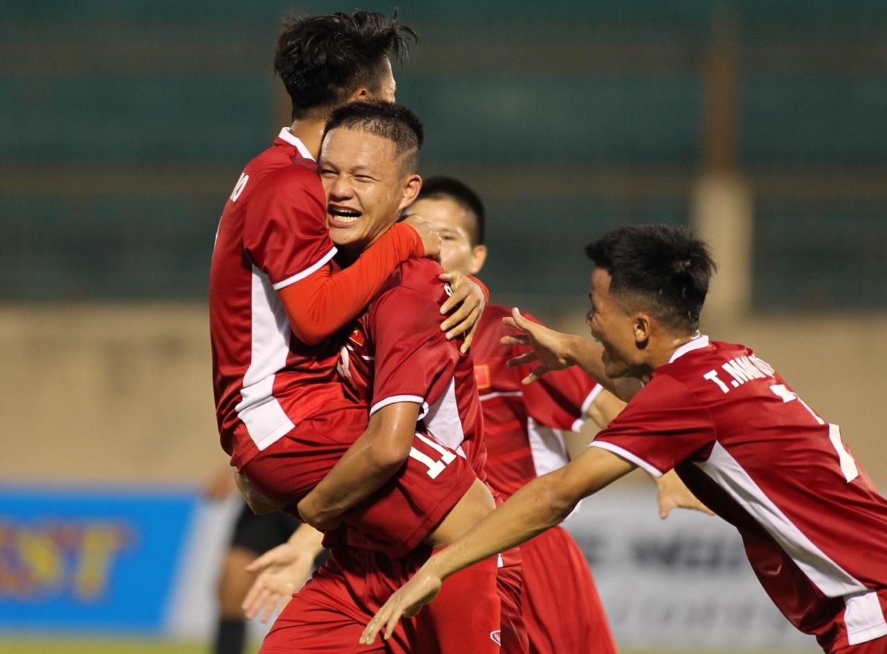 cau thu Myanmar pham loi tho bao,  myanmar da ran viet nam anh 5