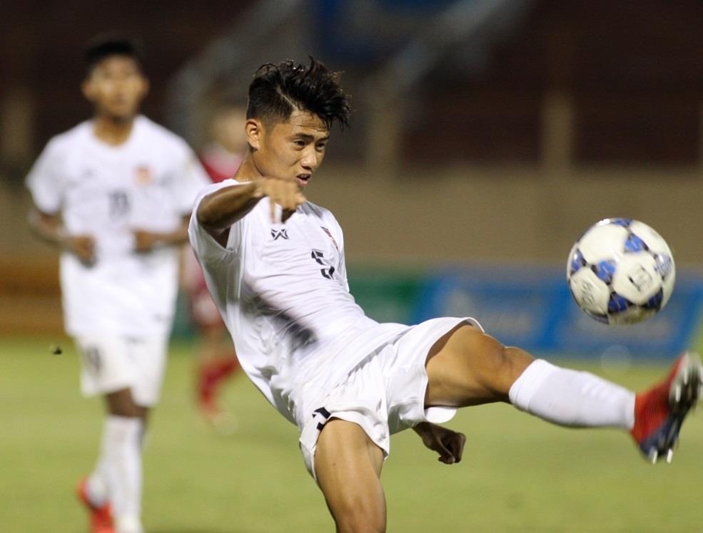 cau thu Myanmar pham loi tho bao,  myanmar da ran viet nam anh 8