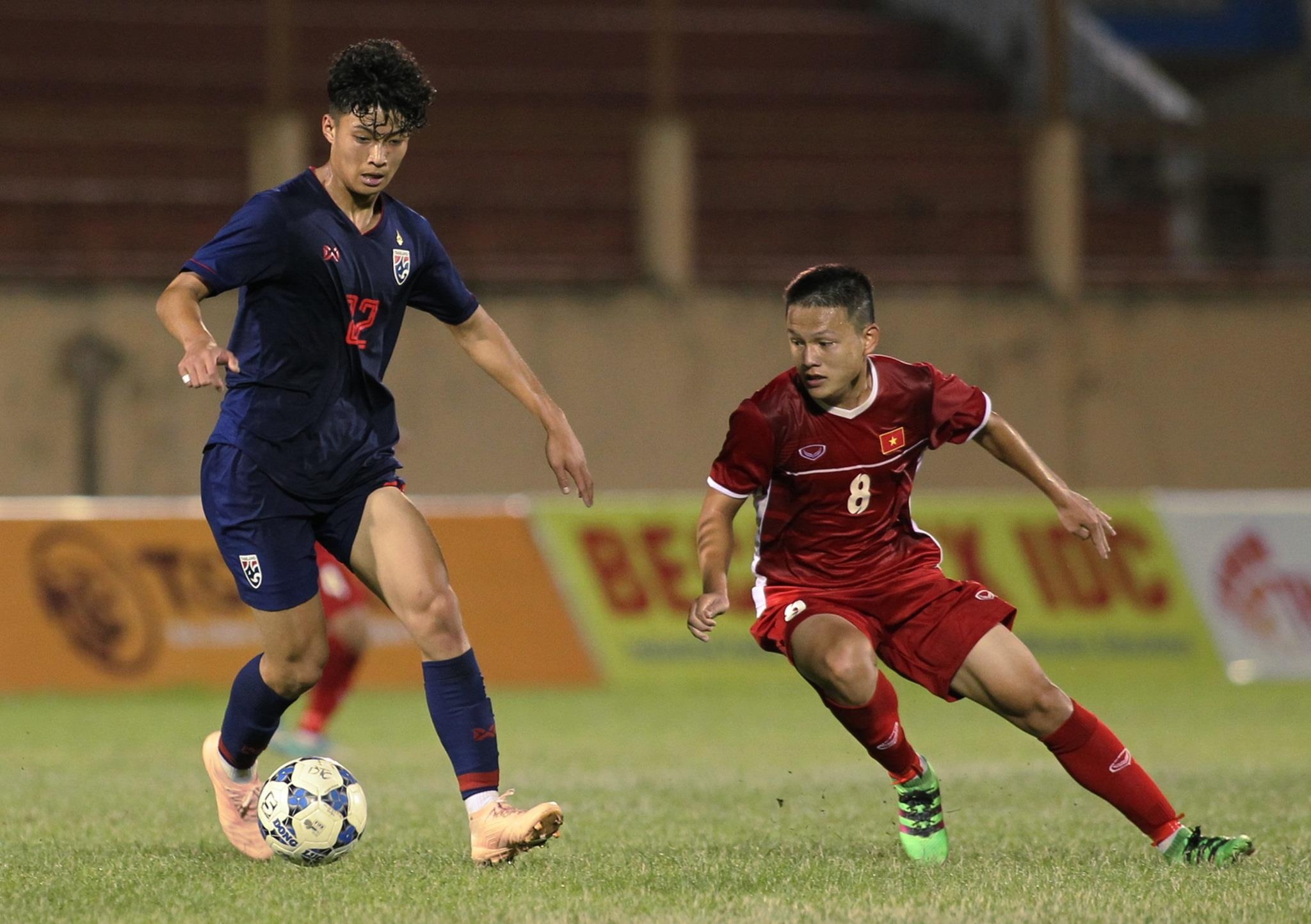 Sao tre Thai: 'Cau thu DNA o Ngoai hang Anh phai co ky luat' hinh anh