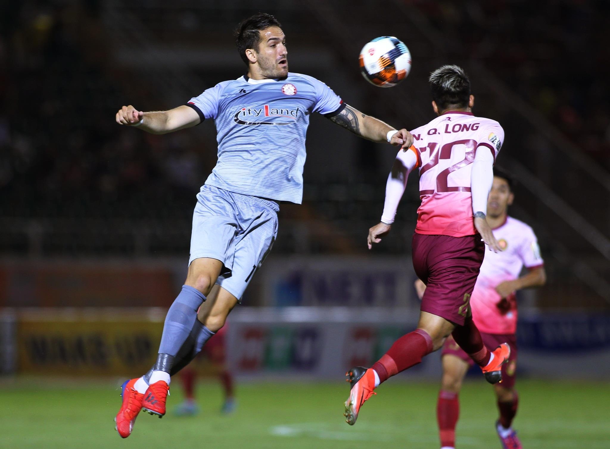 derby bong da TP.HCM,  trong tai tu choi ban thang anh 8