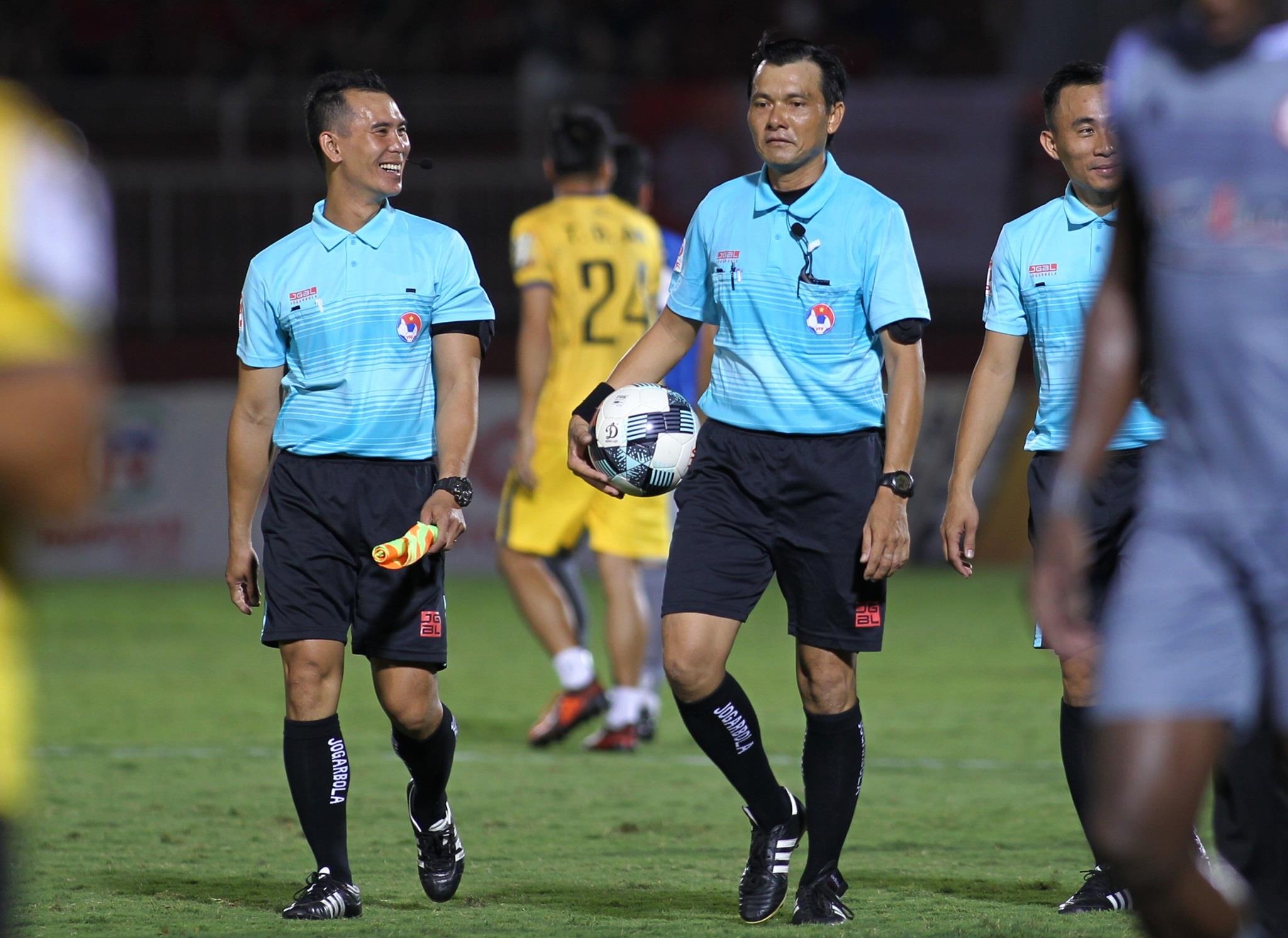 derby bong da TP.HCM,  trong tai tu choi ban thang anh 4