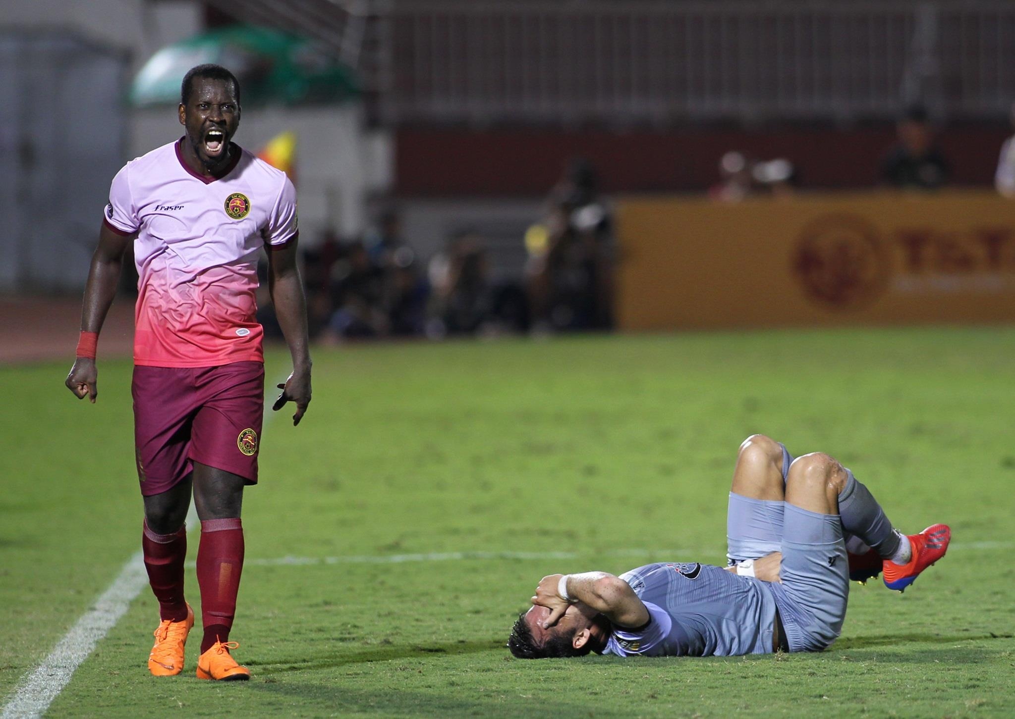 derby bong da TP.HCM,  trong tai tu choi ban thang anh 7