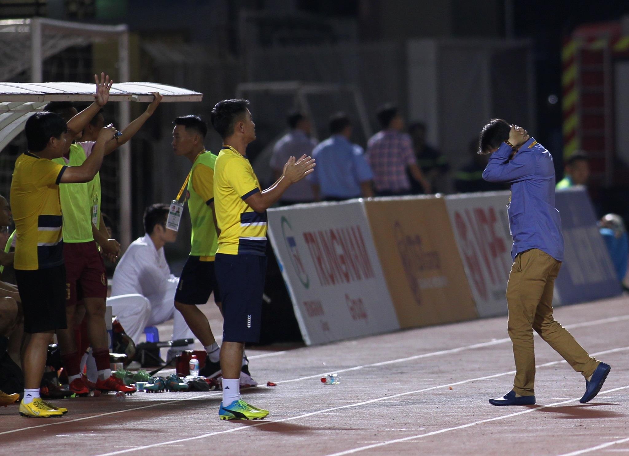 derby bong da TP.HCM,  trong tai tu choi ban thang anh 3