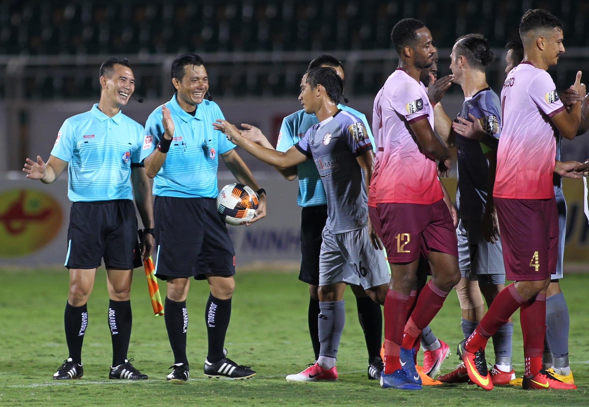 derby bong da TP.HCM,  trong tai tu choi ban thang anh 1
