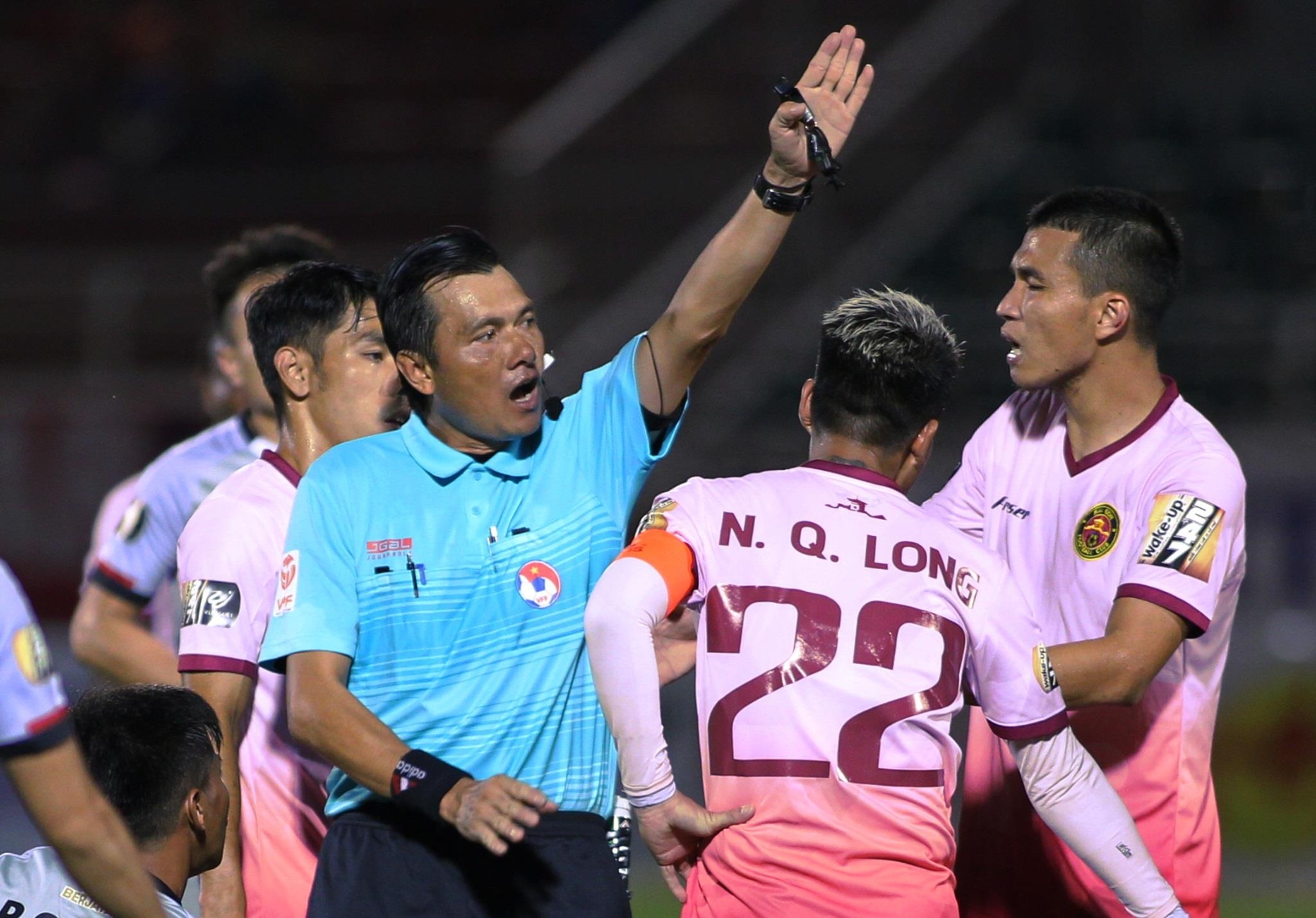 Trong tai noi bat o tran derby cua doi Sai Gon voi CLB TP.HCM hinh anh