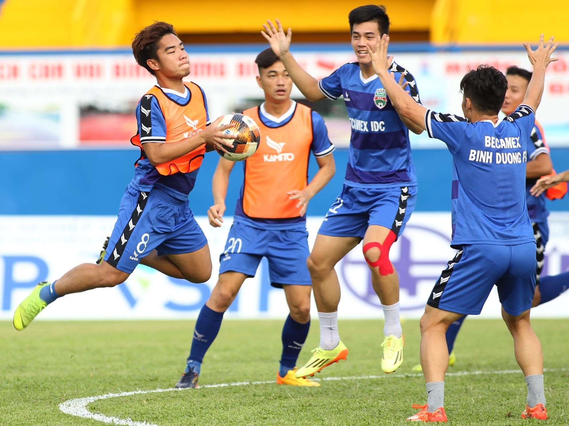 Cuu HLV tuyen Viet Nam dan dat Binh Duong,  Anh Duc lam huan luyen vien Binh Duong anh 1