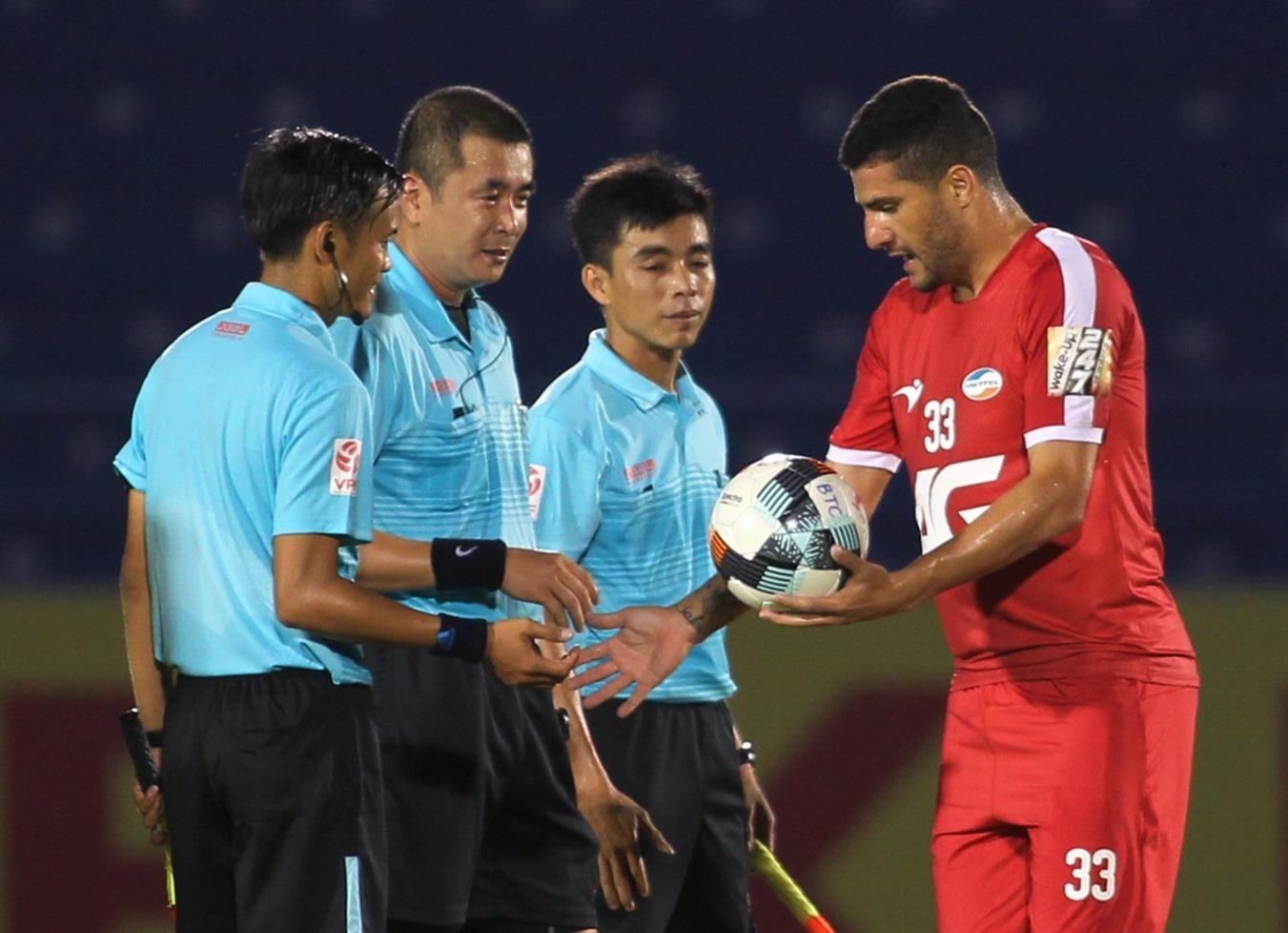 Trong Dai bat luc nhin ngoai binh thi pham lai ban thua gay tranh cai hinh anh