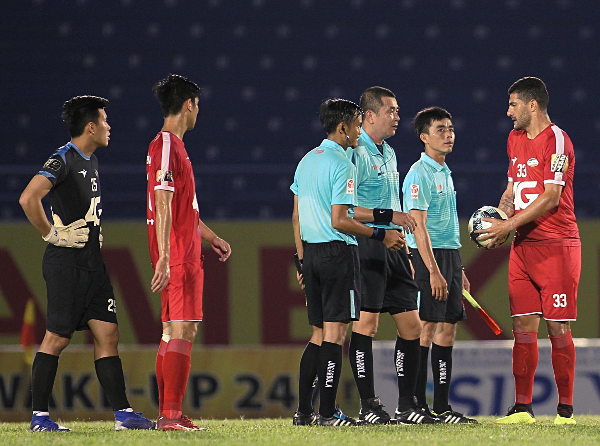 ban thang tranh cai binh duong viettel,  trong tai gay tranh cai binh duong viettel anh 9