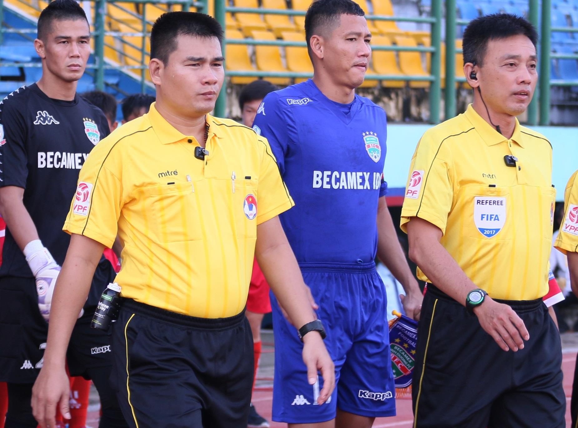 Trong tai di lam bao ve van co the thoi V.League 2019 hinh anh