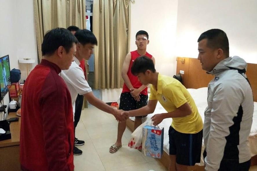 doi truong U17 Ha Noi dam cau thu Trung Quoc anh 2