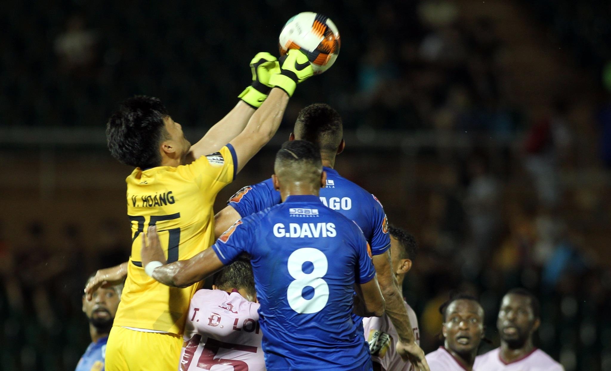 cau thu v.league cai nhau,  cau thu sai lam anh 1