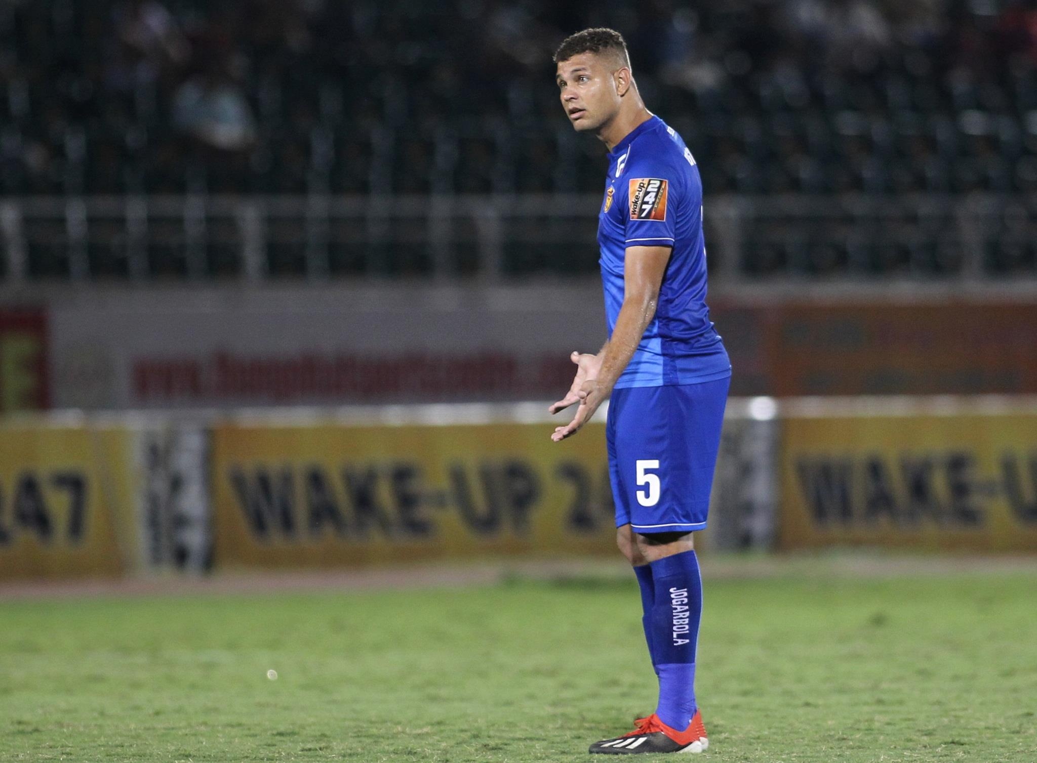 cau thu v.league cai nhau,  cau thu sai lam anh 6