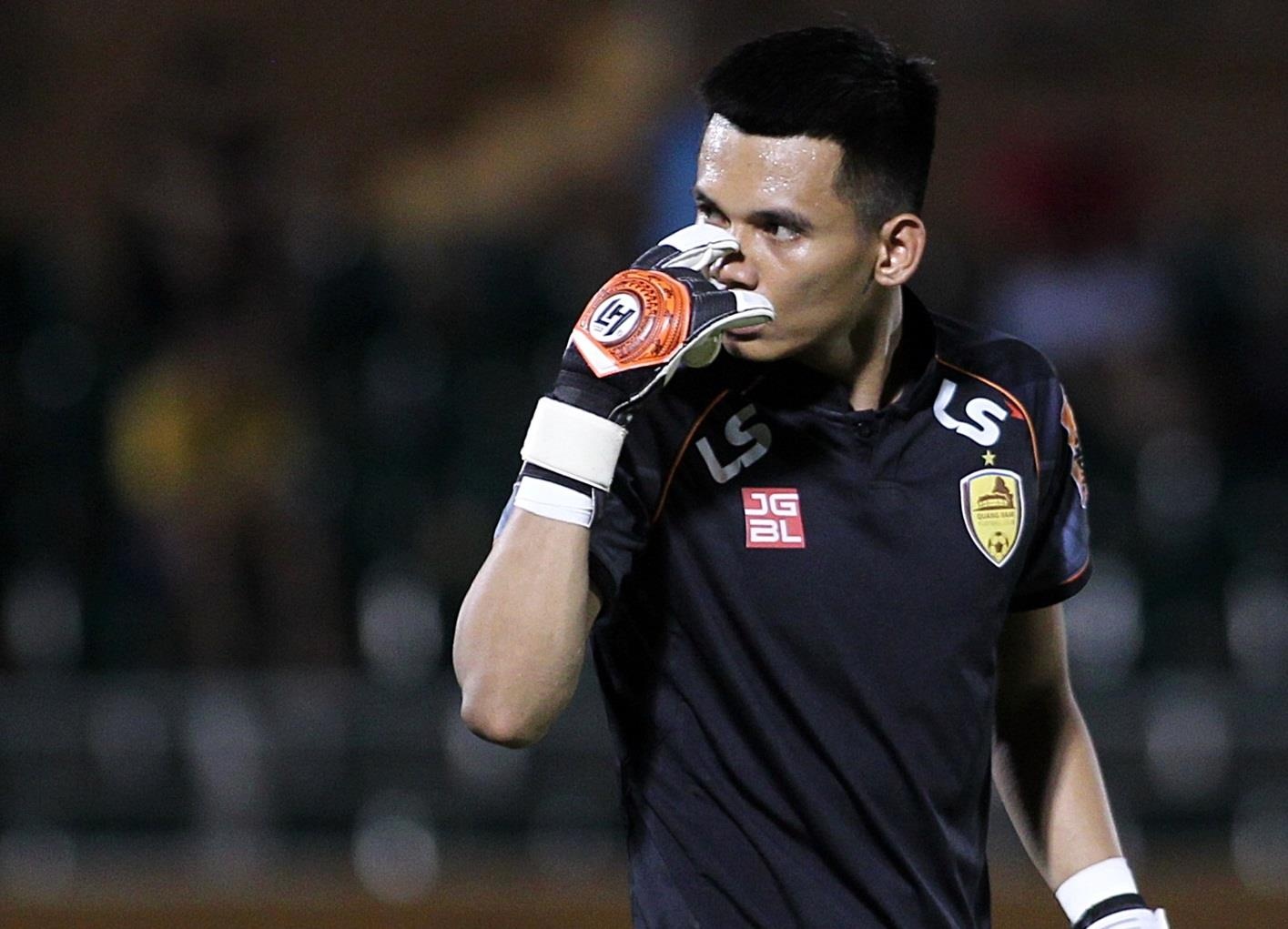 Cau thu V.League bat dong ngon ngu, tron mat nhin nhau sau sai lam hinh anh