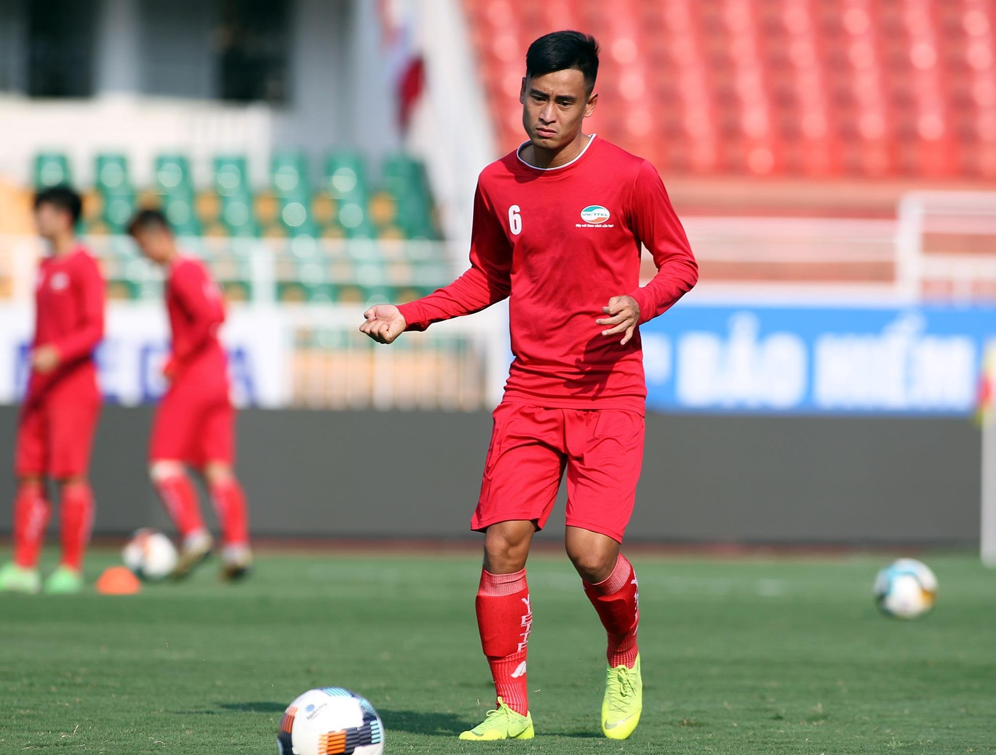 Bui Tien Dung chan thuong,  trung ve Bui Tien Dung cua Viettel anh 1