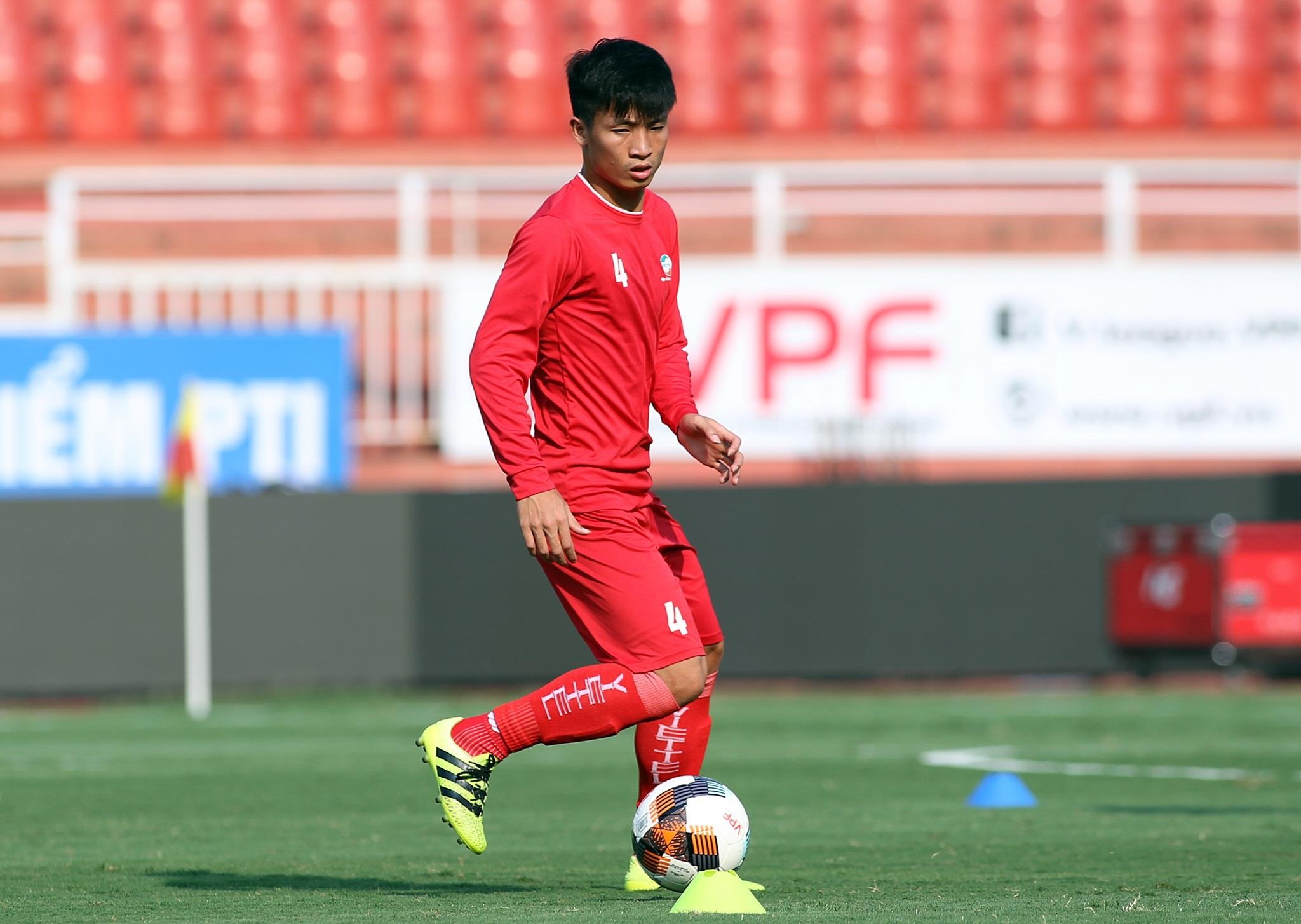 Bui Tien Dung chan thuong,  trung ve Bui Tien Dung cua Viettel anh 3