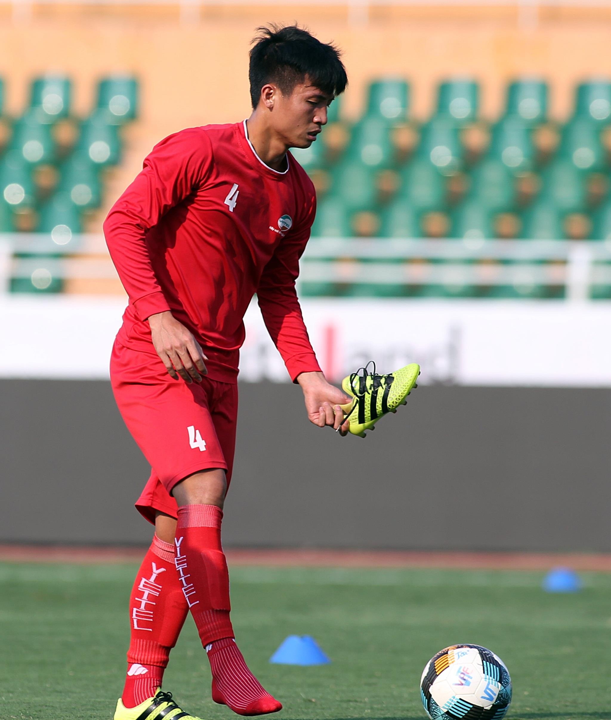 Bui Tien Dung chan thuong,  trung ve Bui Tien Dung cua Viettel anh 4