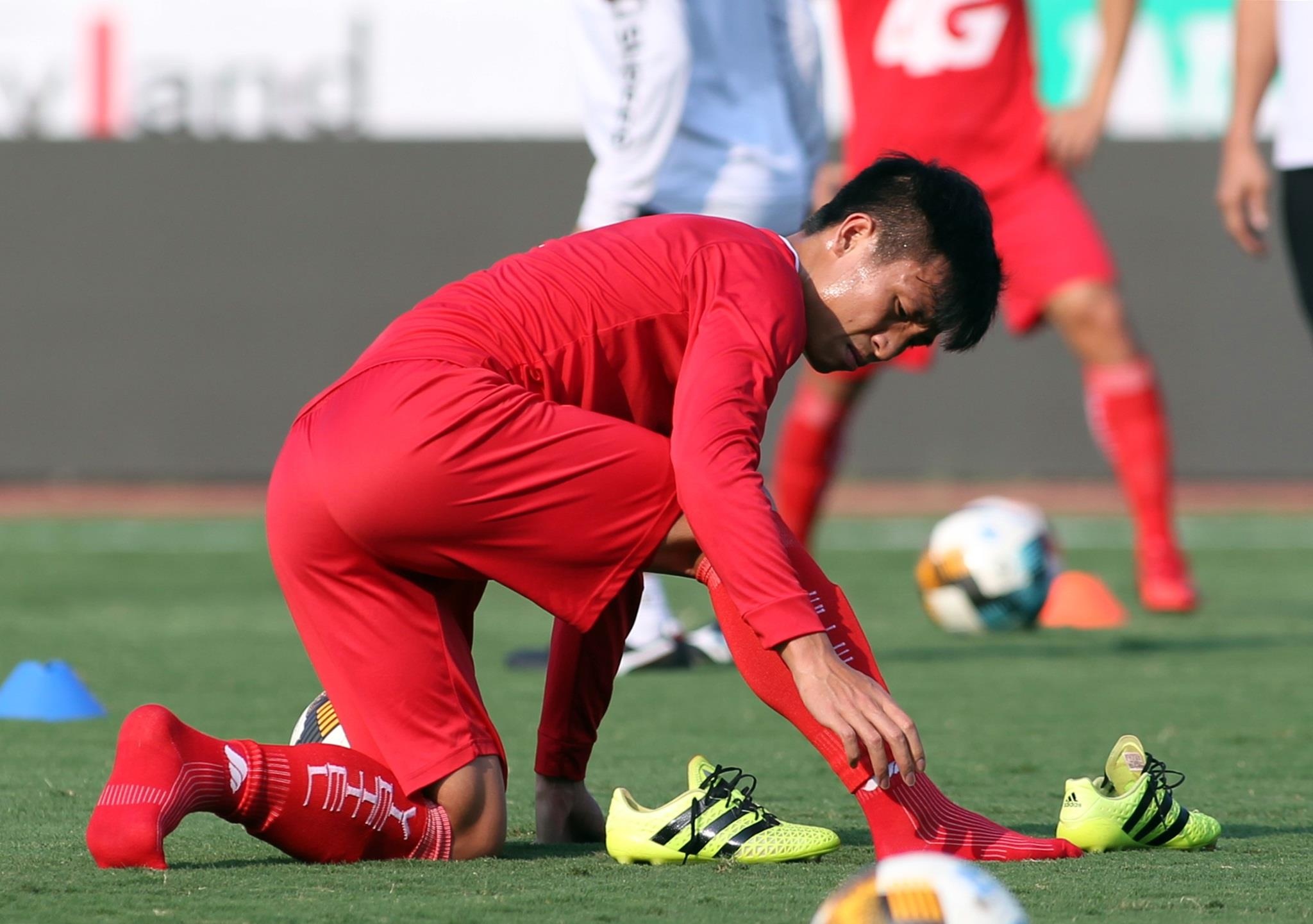 Bui Tien Dung chan thuong,  trung ve Bui Tien Dung cua Viettel anh 5