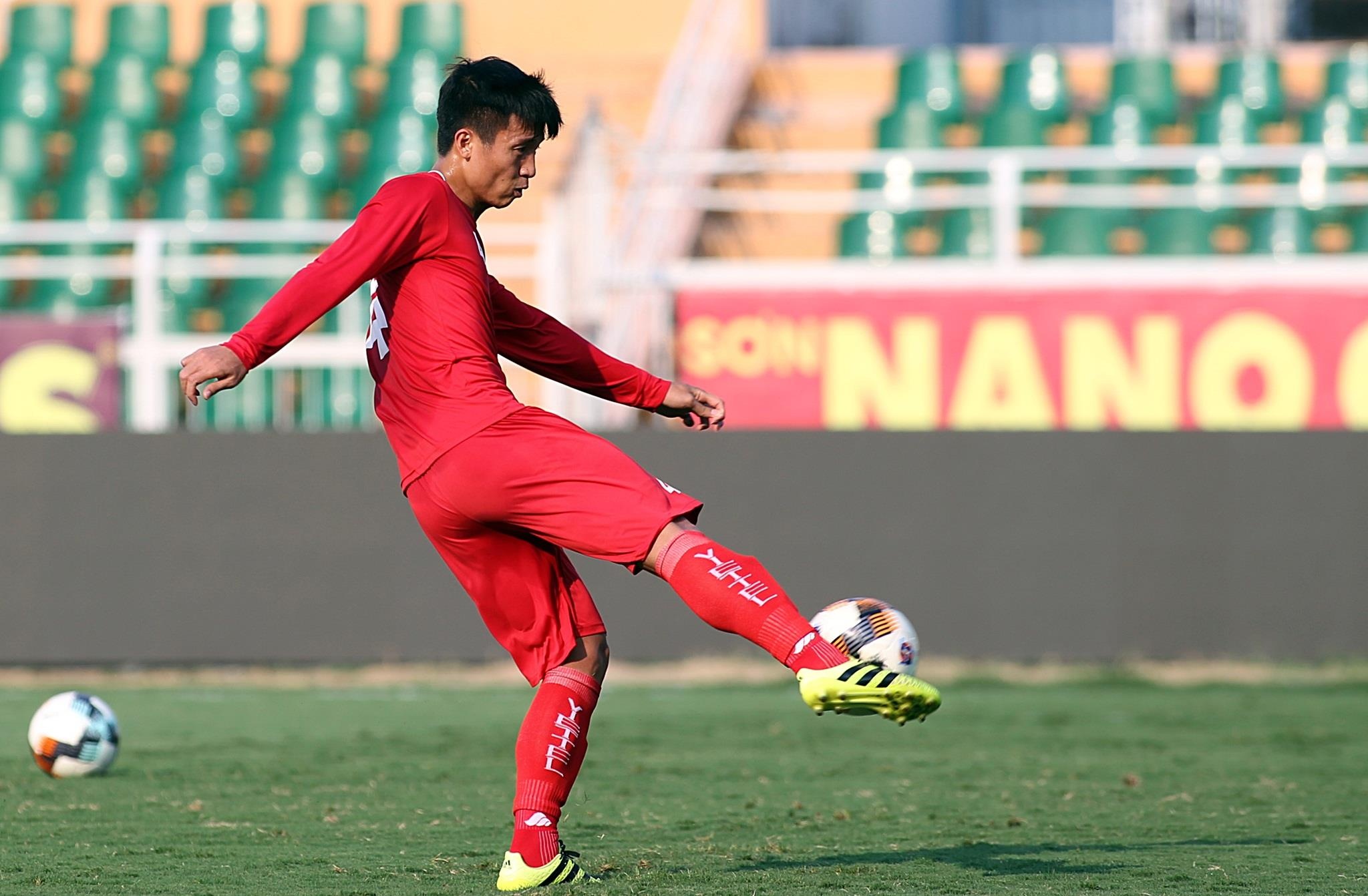 Bui Tien Dung chan thuong,  trung ve Bui Tien Dung cua Viettel anh 7