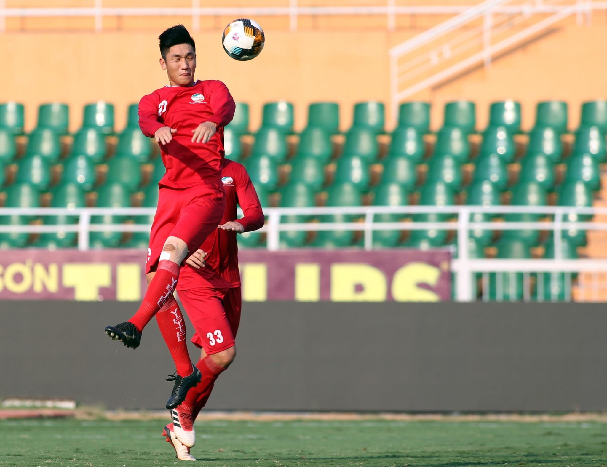 Bui Tien Dung chan thuong,  trung ve Bui Tien Dung cua Viettel anh 8