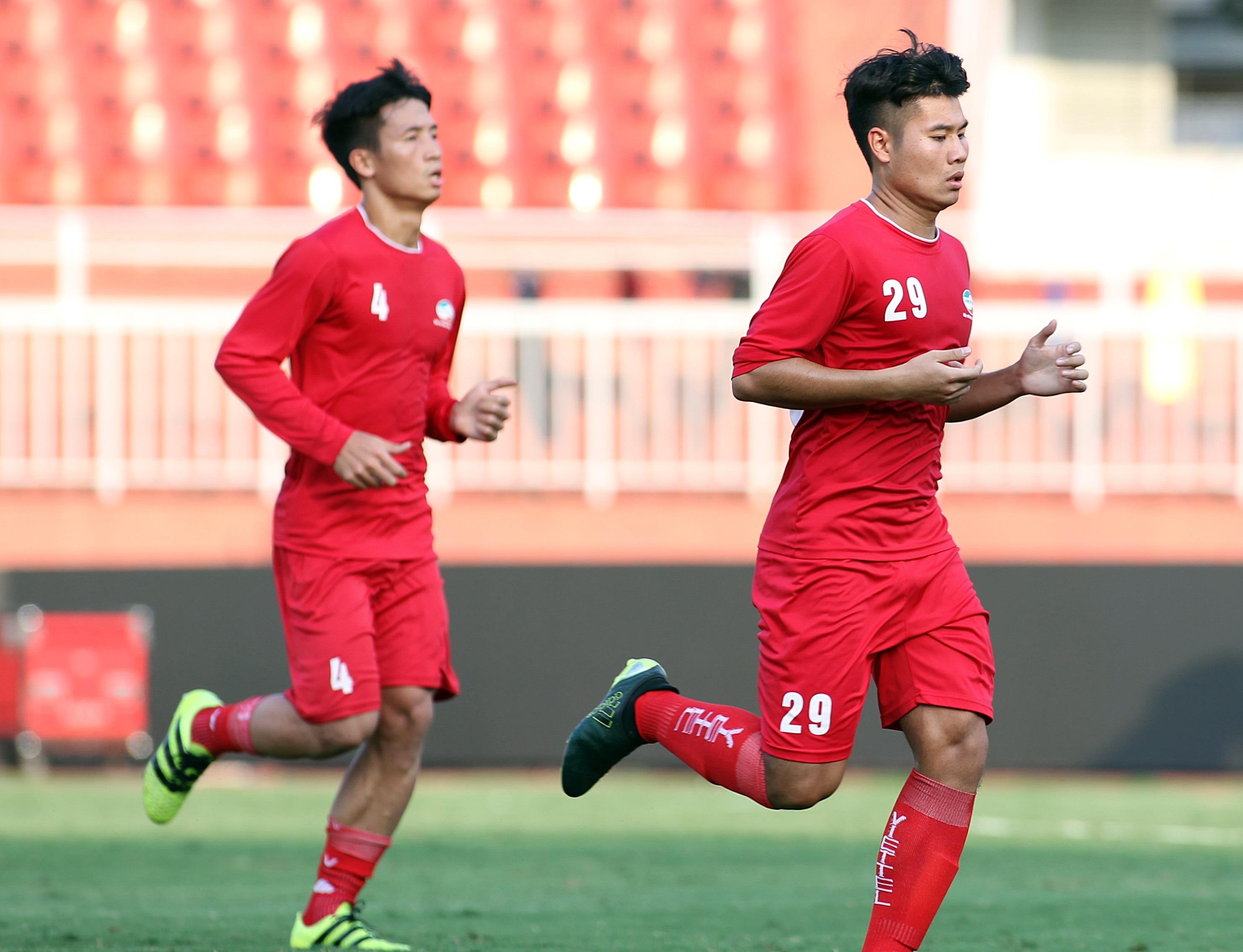 Bui Tien Dung chan thuong,  trung ve Bui Tien Dung cua Viettel anh 10