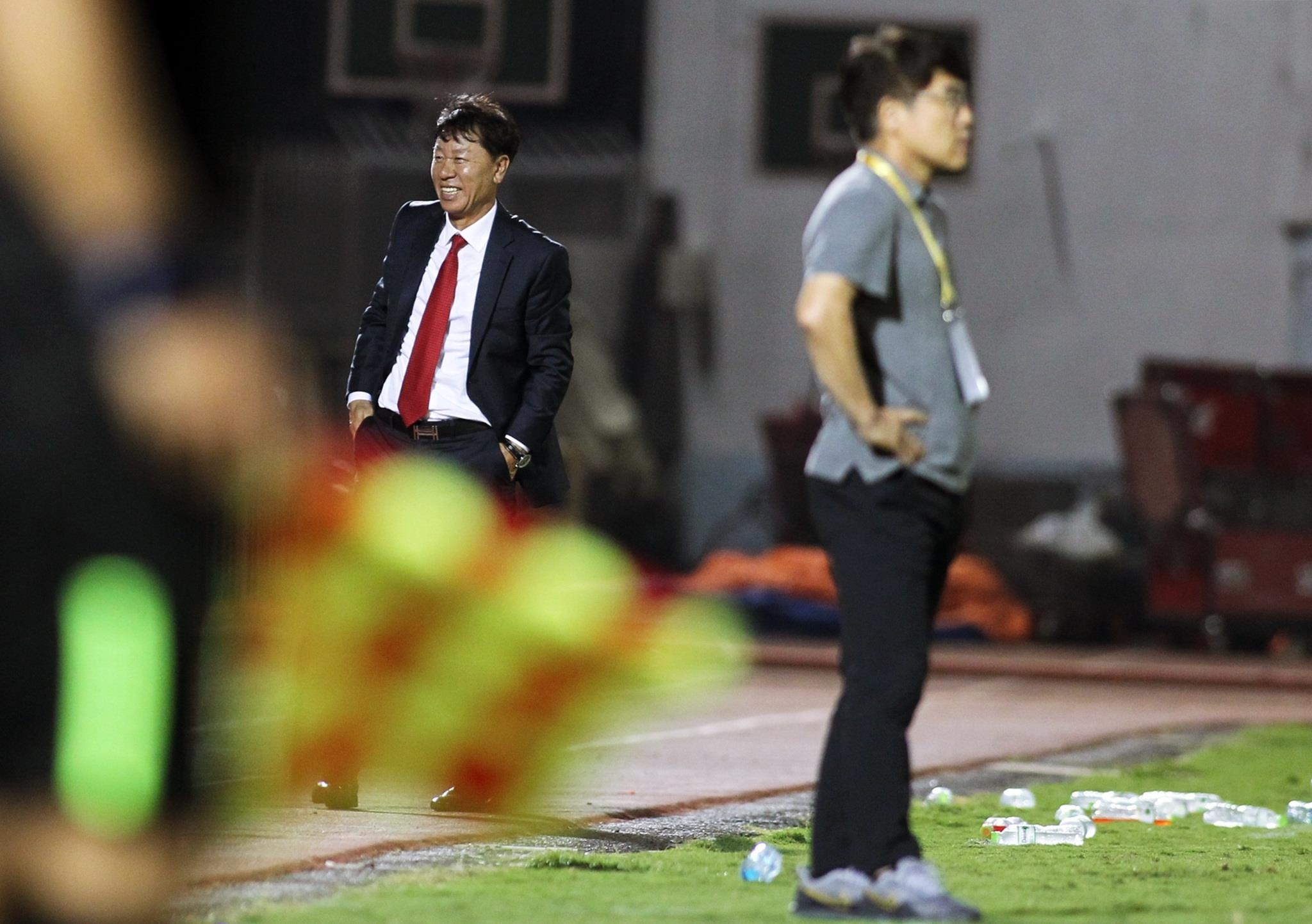 tro ly guus hiddink bat bai V.League,  tro ly guus hiddink Chung Hae Seong anh 2