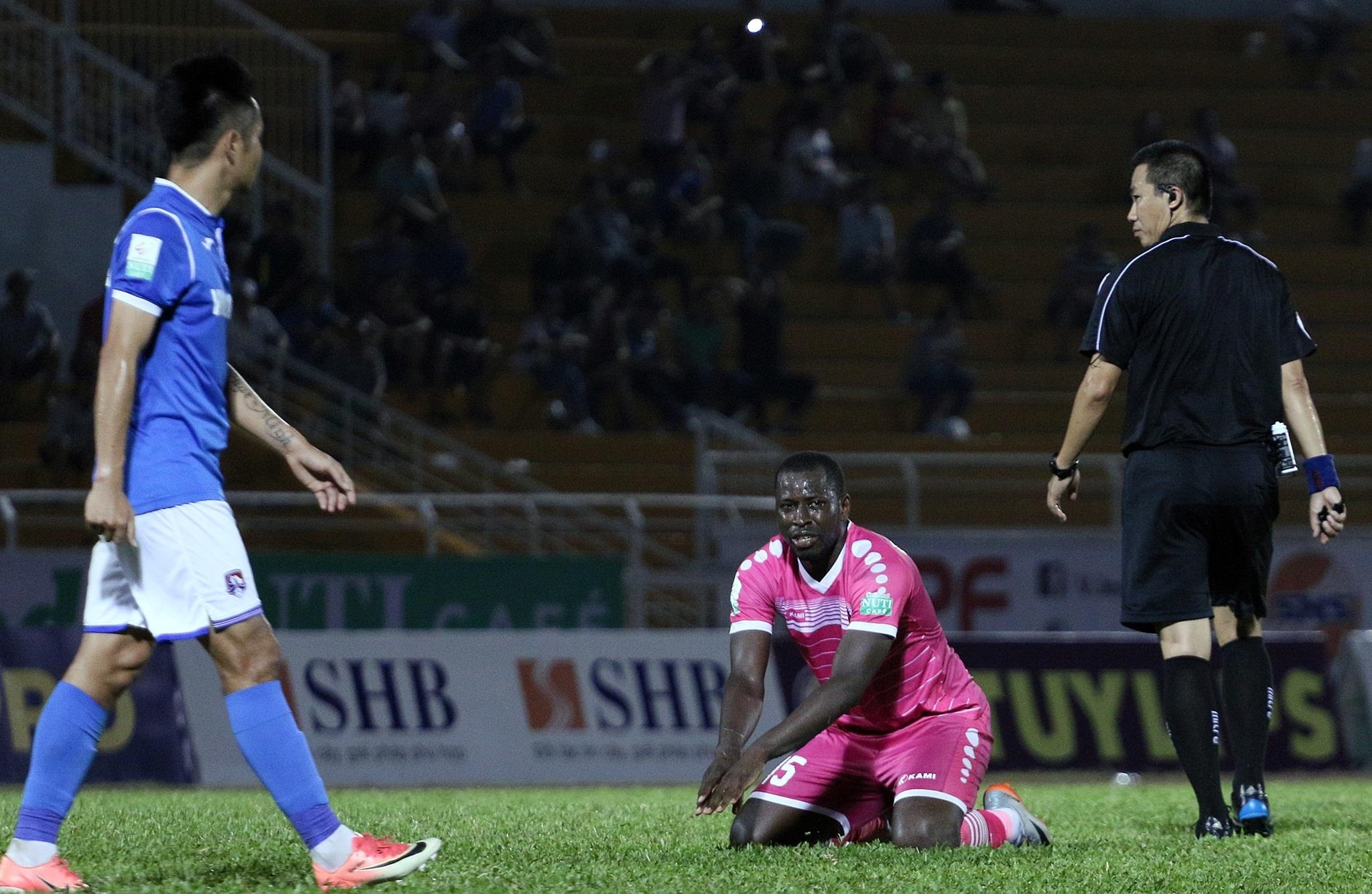 ngoai binh sai gon dam mac hong quan,  mac hong hong bi dam anh 1