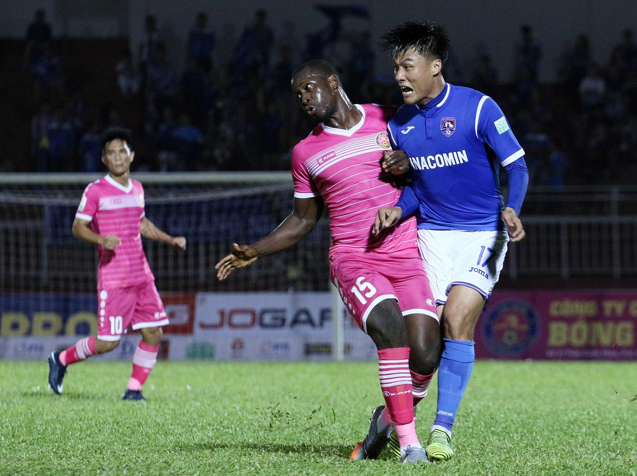 ngoai binh sai gon dam mac hong quan,  mac hong hong bi dam anh 2