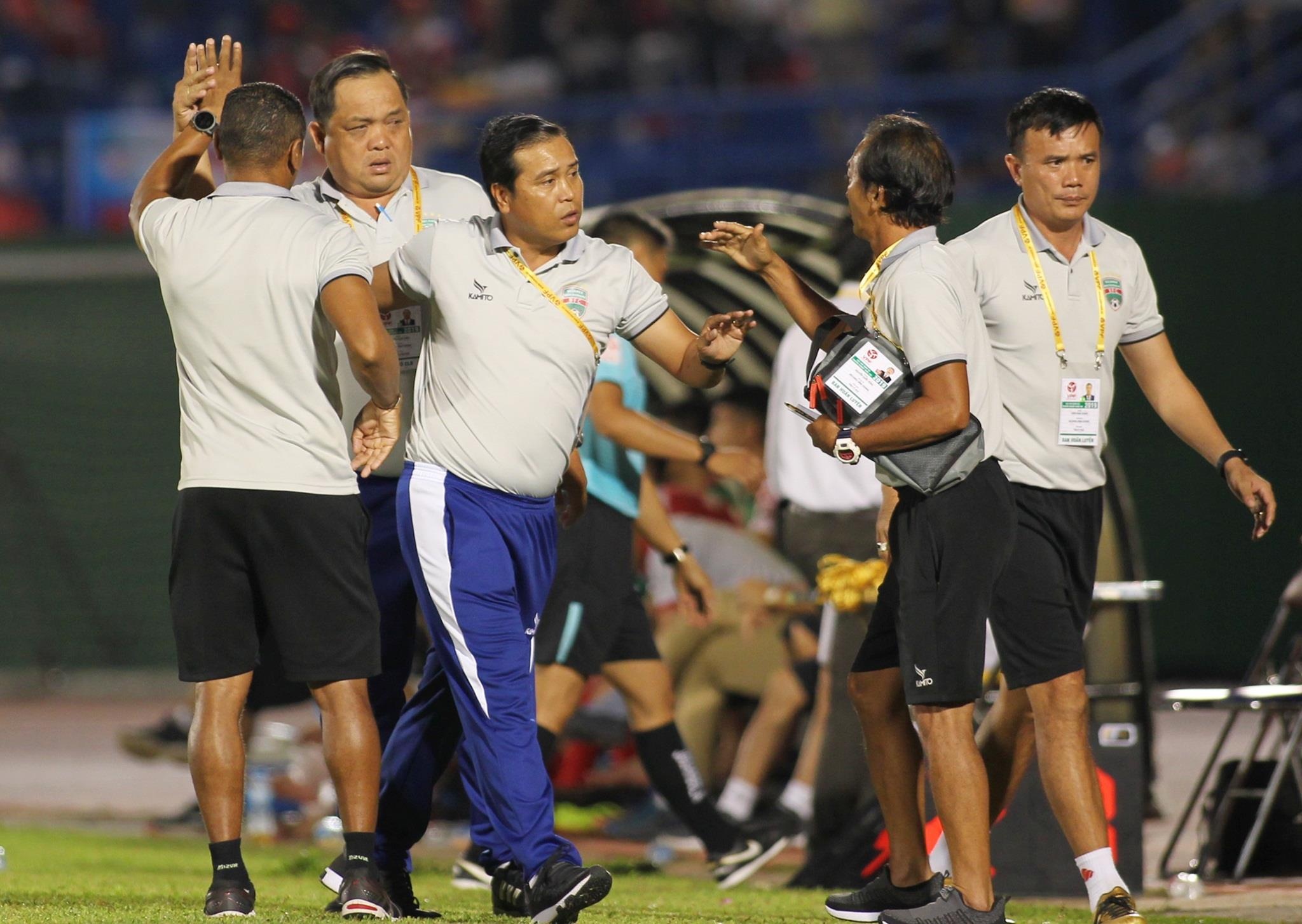 nha vo dich aff cup chan thuong,  nguoi khong phoi le tan tai anh 1