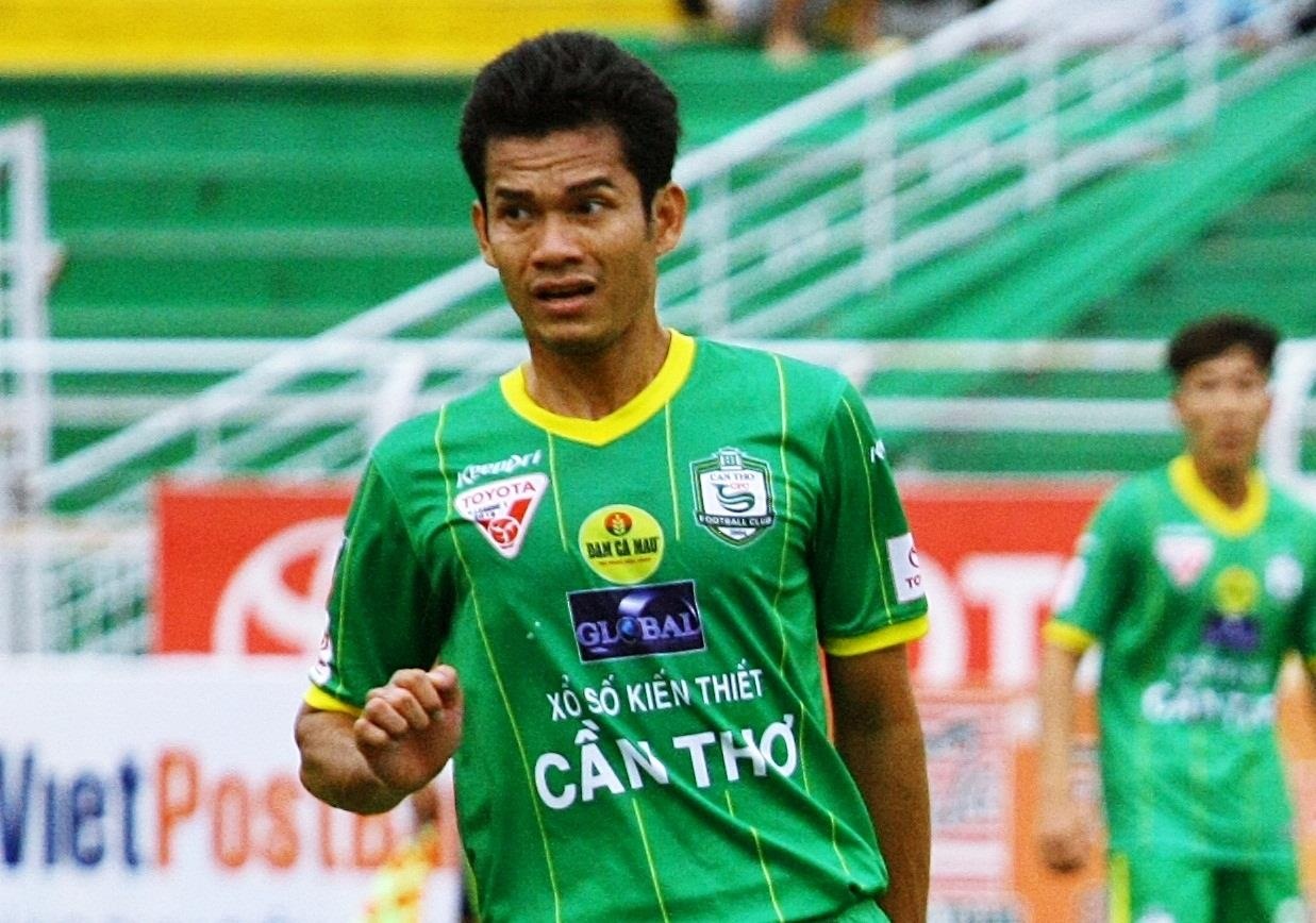 Cau thu Can Tho da phan luoi nha dot nhien duoc VFF giam an hinh anh