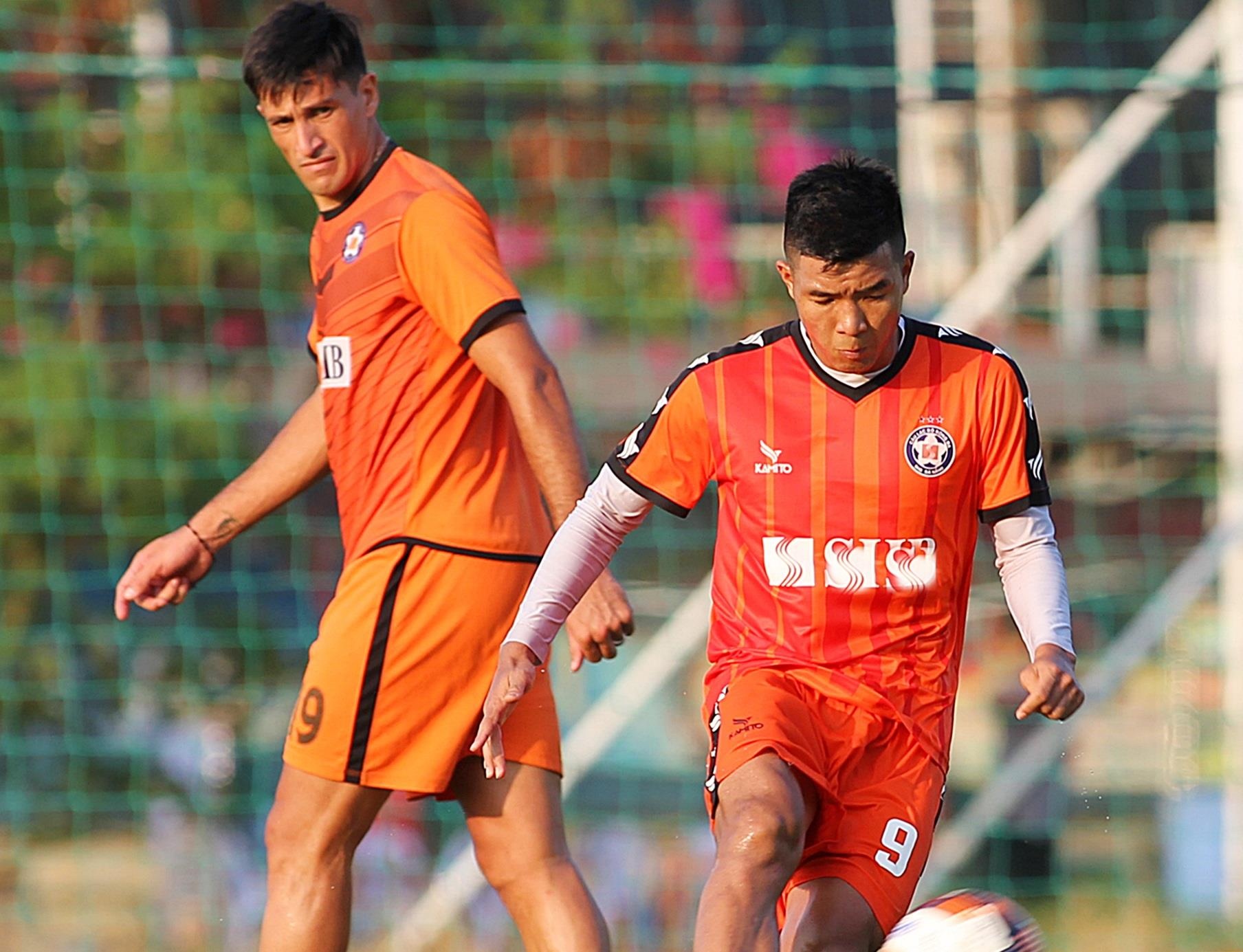 Duc Chinh va Merlo kho luyen trong su cau gat cua Le Huynh Duc hinh anh