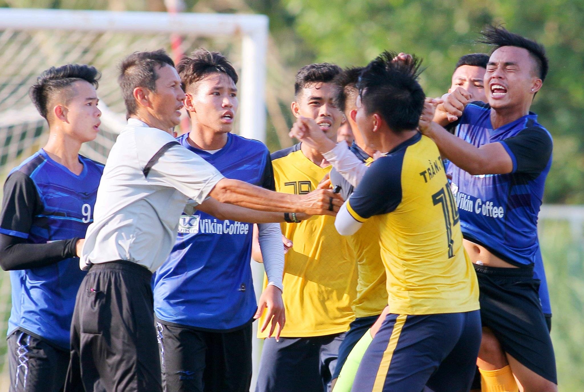 Cau thu hang Nhi danh nhau truoc them mua giai 2019 hinh anh