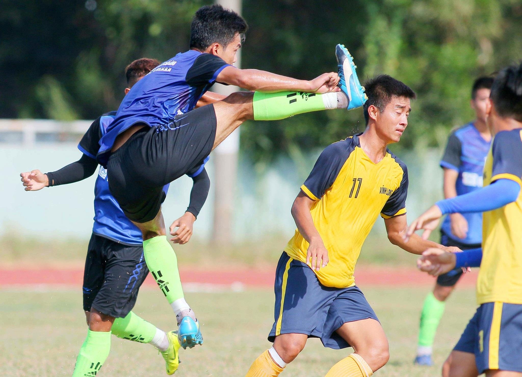 cau thu danh nhau giai hang nhi,  cau thu viet nam danh nhau anh 1