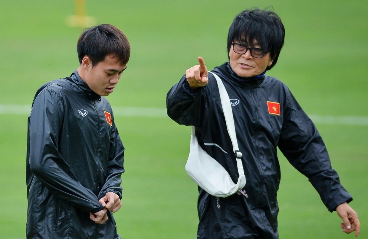 Bac si Han Quoc chinh thuc lam viec o doi tuyen Viet Nam hinh anh