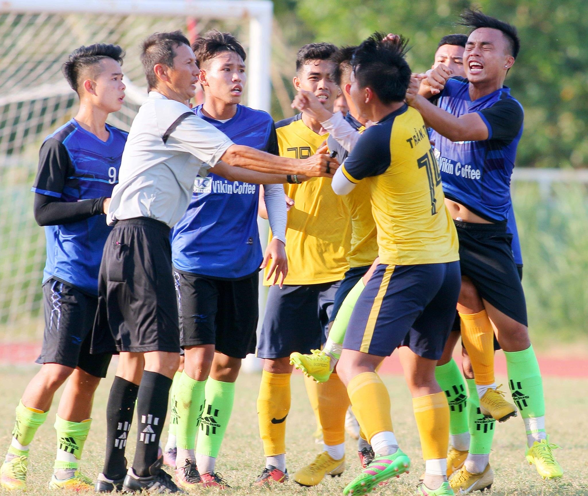 cau thu danh nhau giai hang nhi,  cau thu viet nam danh nhau anh 2