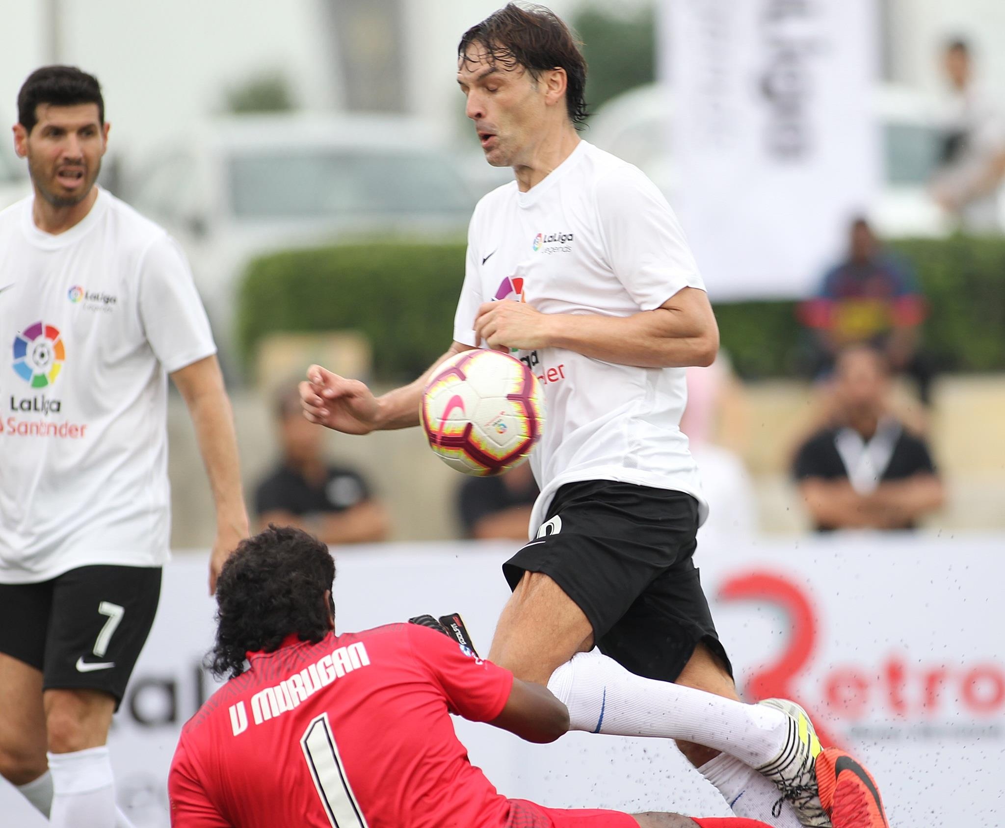 huyen thoai real madrid gap nhu thanh,  danh thu real madrid gap tuyen thu viet nam anh 8