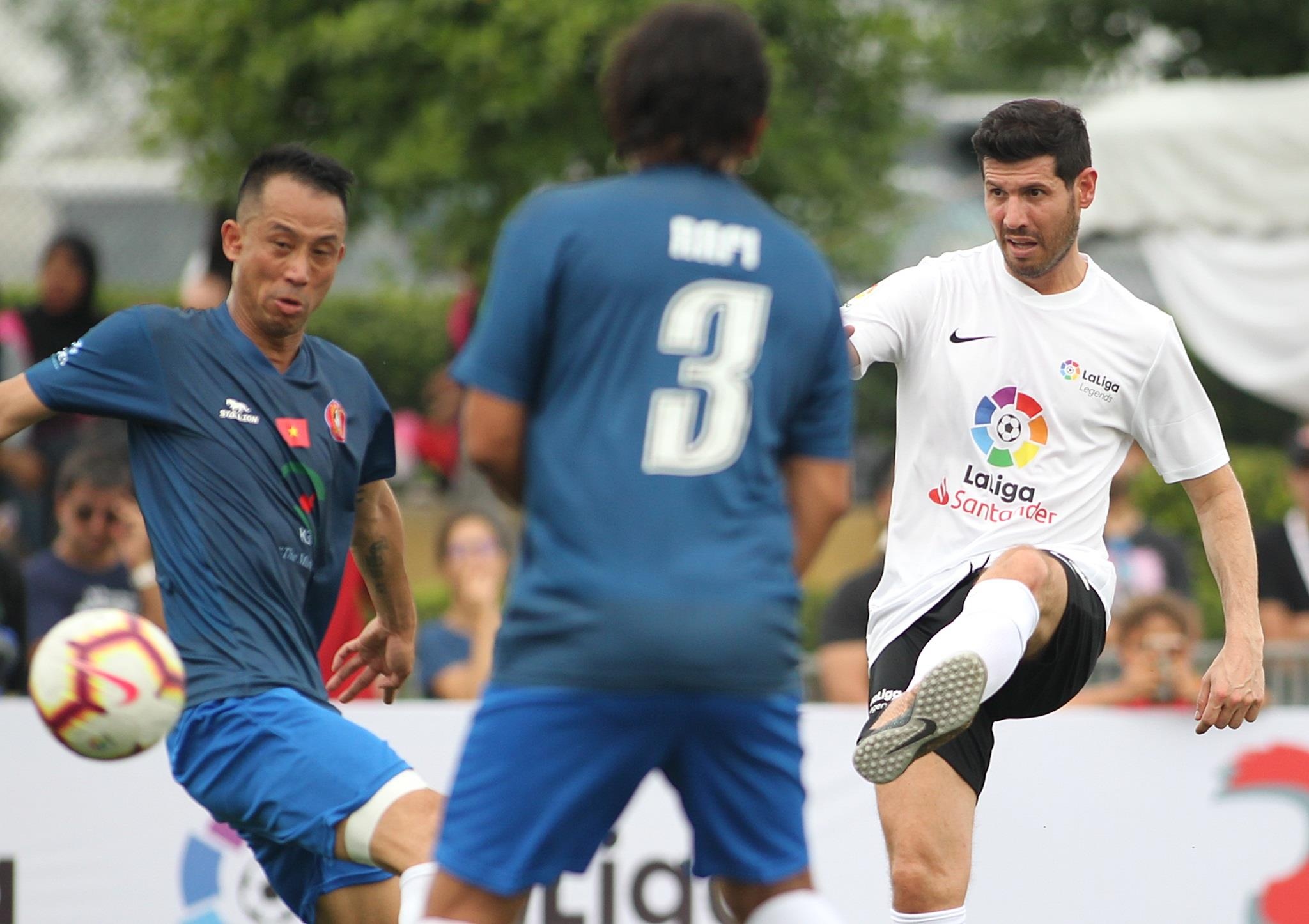 huyen thoai real madrid gap nhu thanh,  danh thu real madrid gap tuyen thu viet nam anh 4