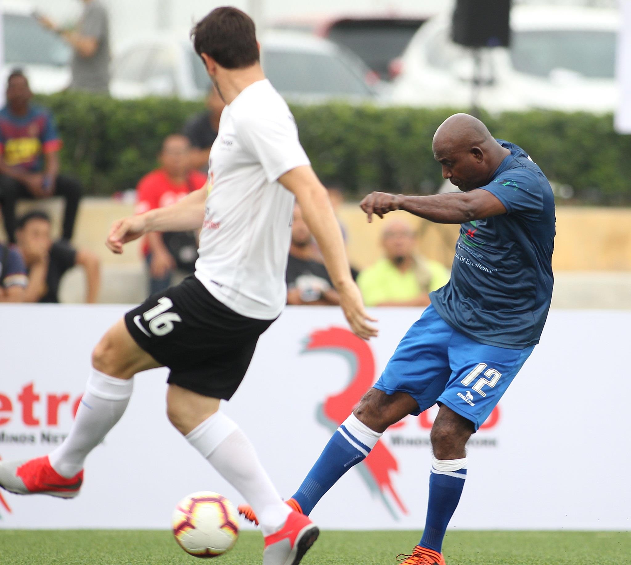 huyen thoai real madrid gap nhu thanh,  danh thu real madrid gap tuyen thu viet nam anh 9