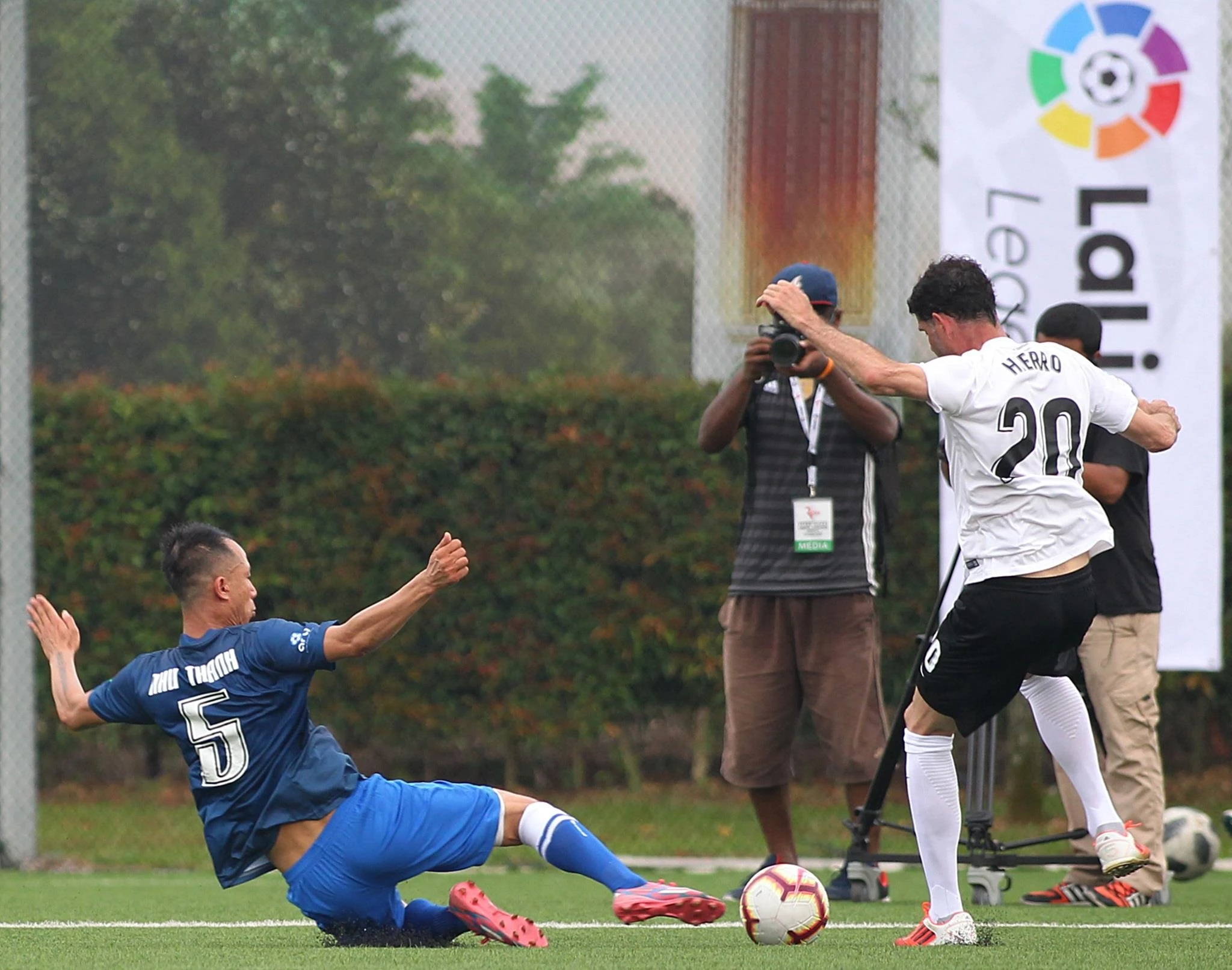 huyen thoai real madrid gap nhu thanh,  danh thu real madrid gap tuyen thu viet nam anh 5