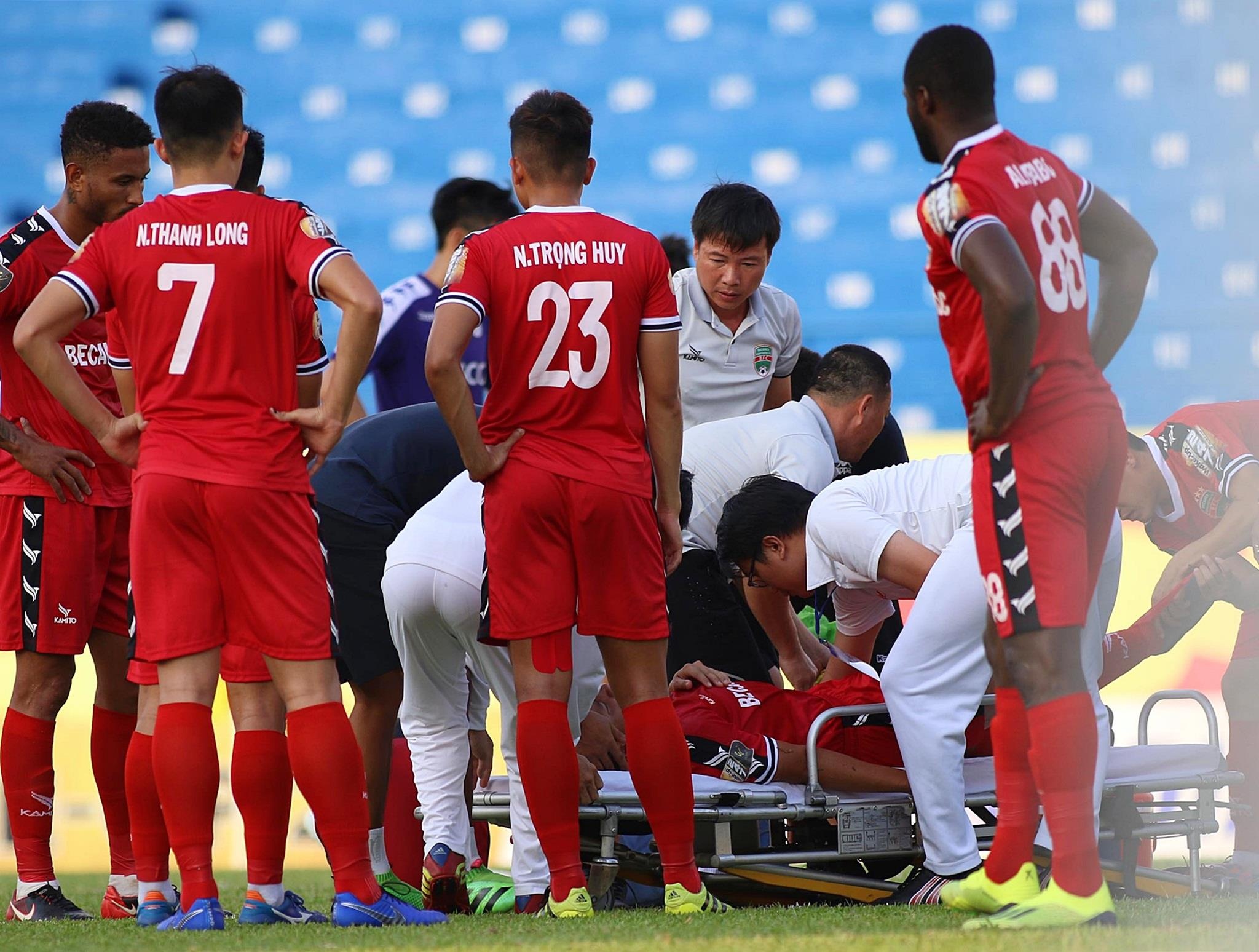 Hai chan thuong nghiem trong trong mot vong dau V.League 2019 hinh anh