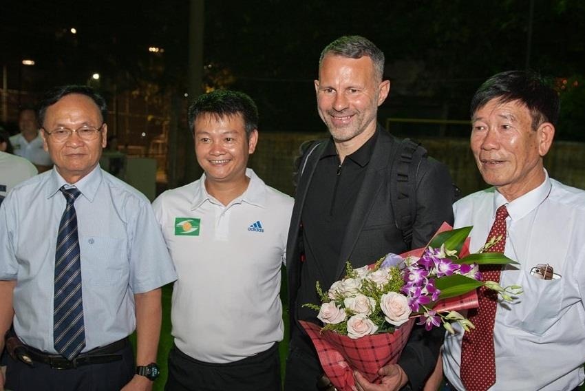 Huyen thoai Man United Ryan Giggs tham CLB SLNA hinh anh