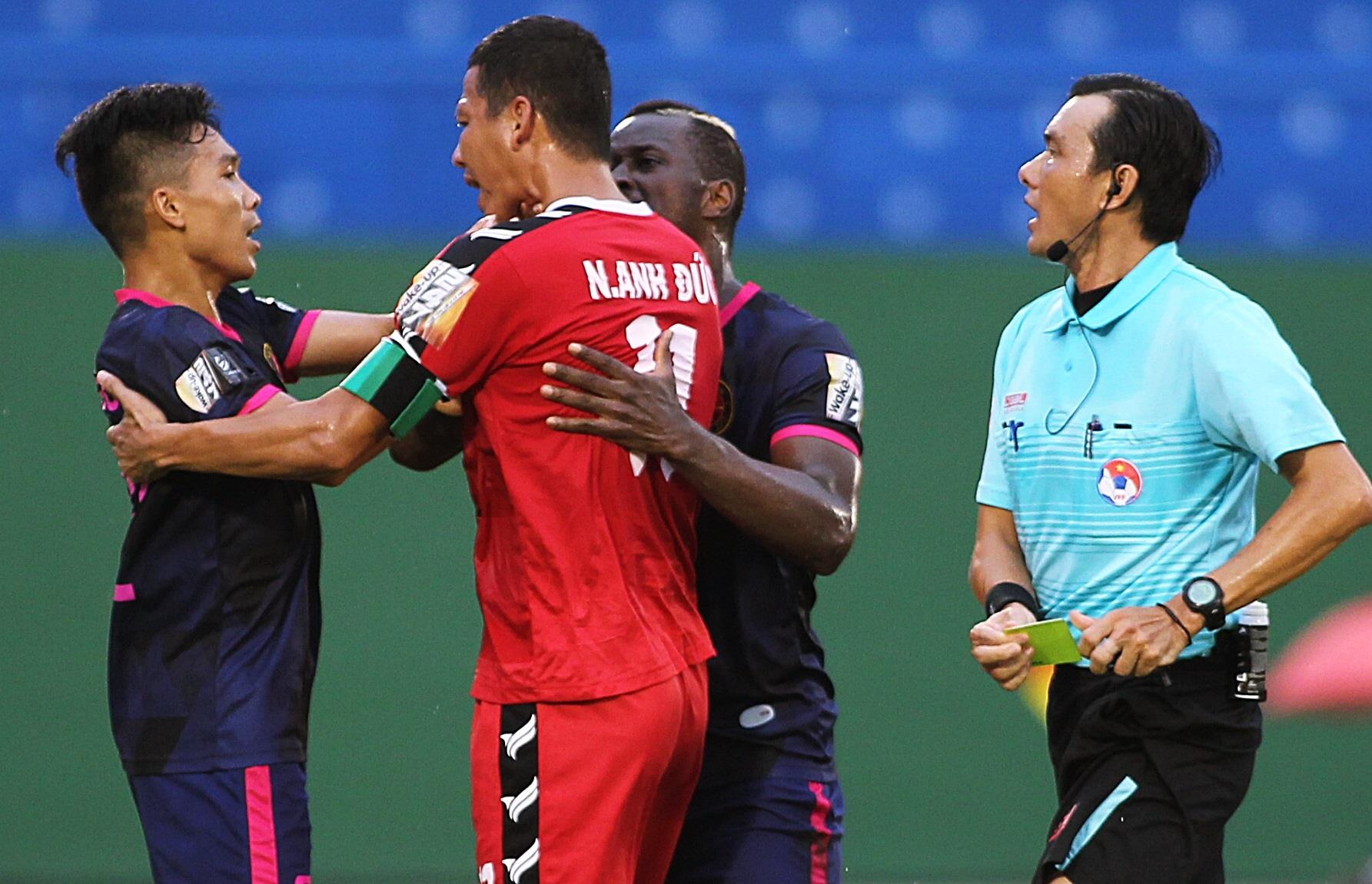 Anh Duc bi ngoai binh bop co vi bao ve cau thu tre cua Binh Duong hinh anh