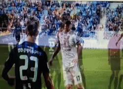 Cong Phuong bi choi xau, dong doi lao vao dan mat doi thu hinh anh