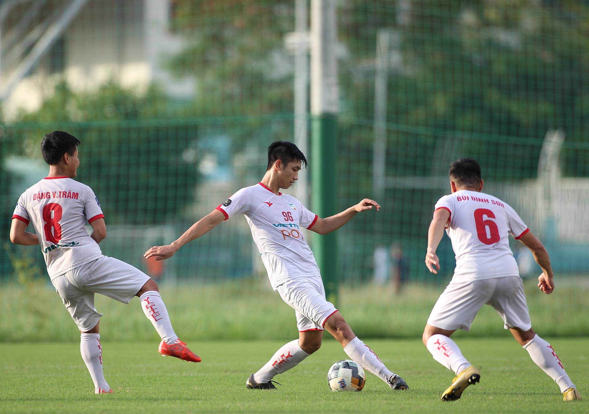 bui tien dung chan thuong,  hoang duc chan thuong anh 1