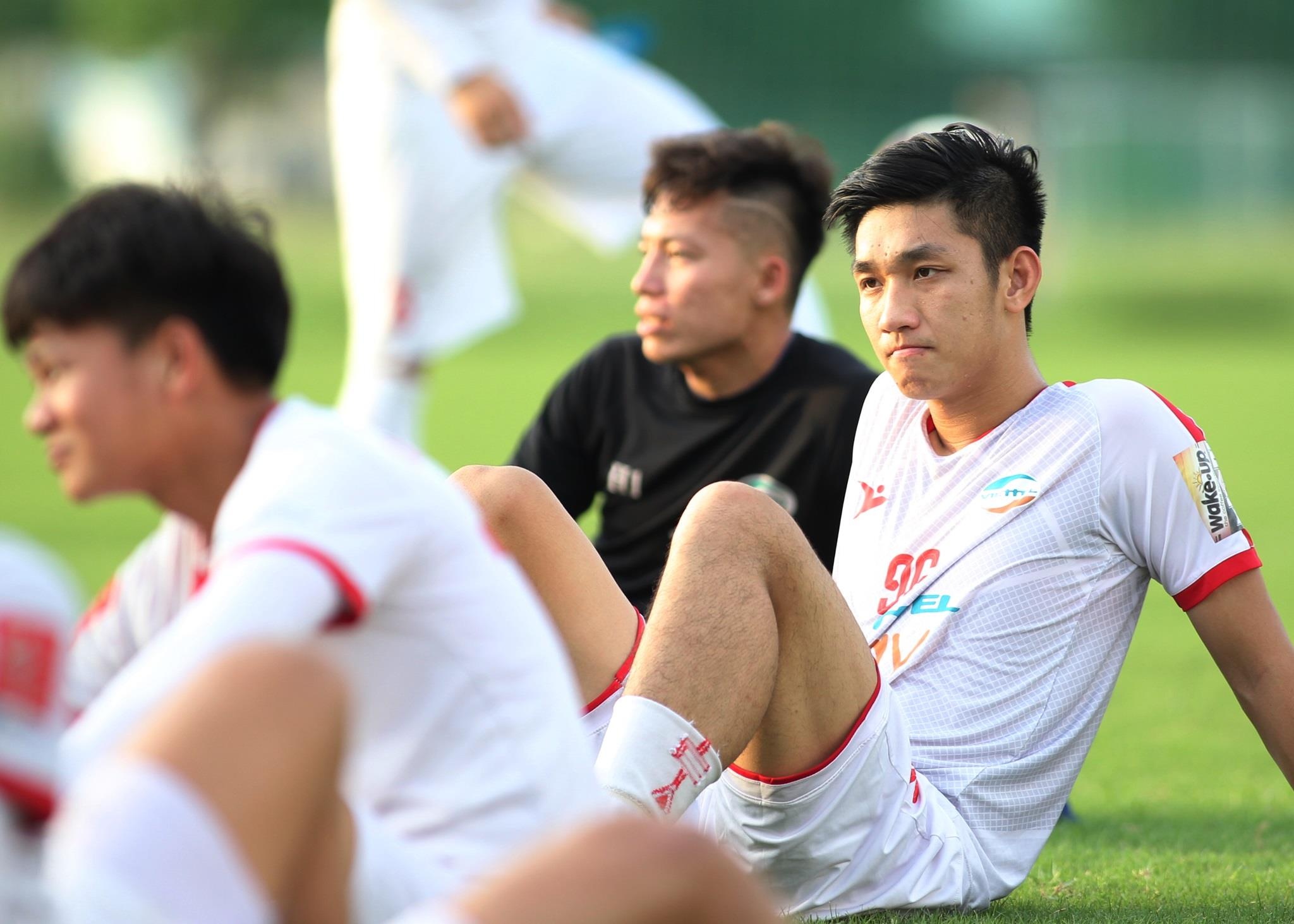 bui tien dung chan thuong,  hoang duc chan thuong anh 9