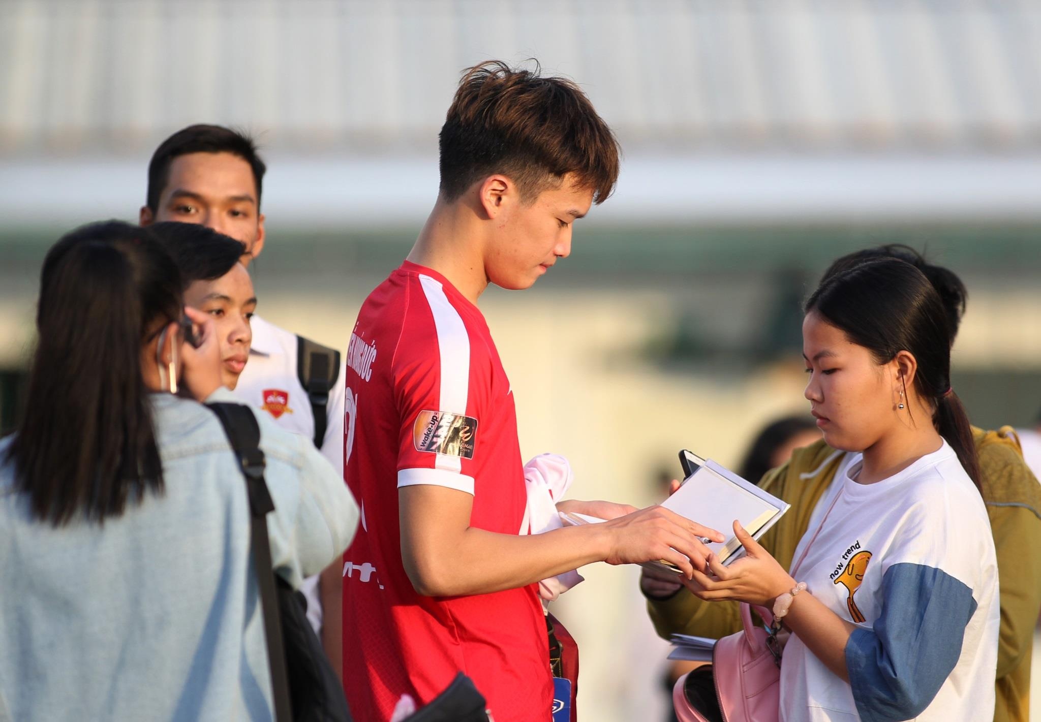 bui tien dung chan thuong,  hoang duc chan thuong anh 10